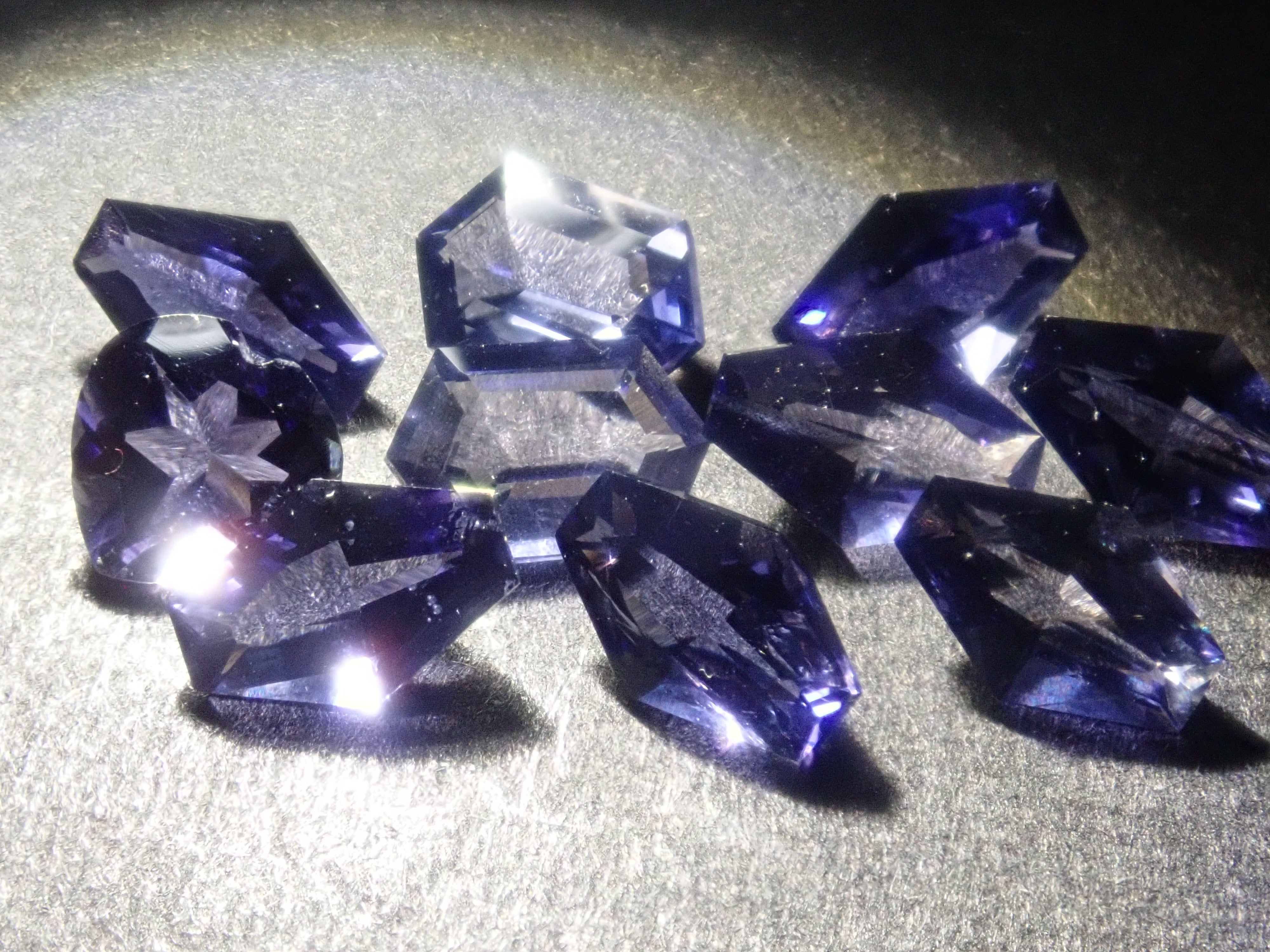 《Limited to 12 Stones》Iolite Gacha including Konpeito-cut Golden Iolite, normally 27,800 yen (with a bonus cut by Mr. Sanje)《Multiple Purchase Discount Available》