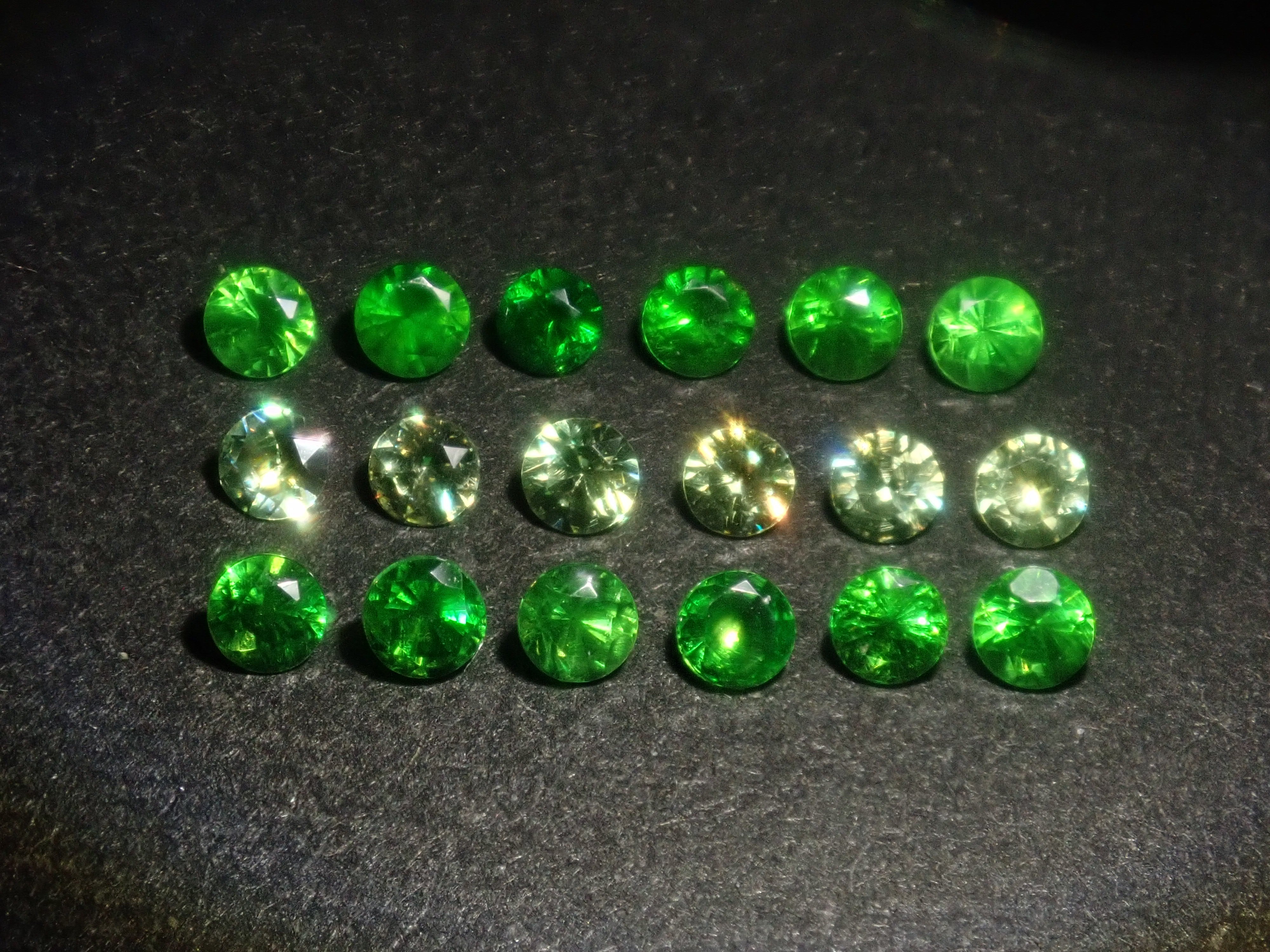 【4/11 22時販売】《限定22石》通常69,800円のロシア産美しいホーステールインクルージョン入り含むデマントイドガーネットガチャ《複数購入割引有》