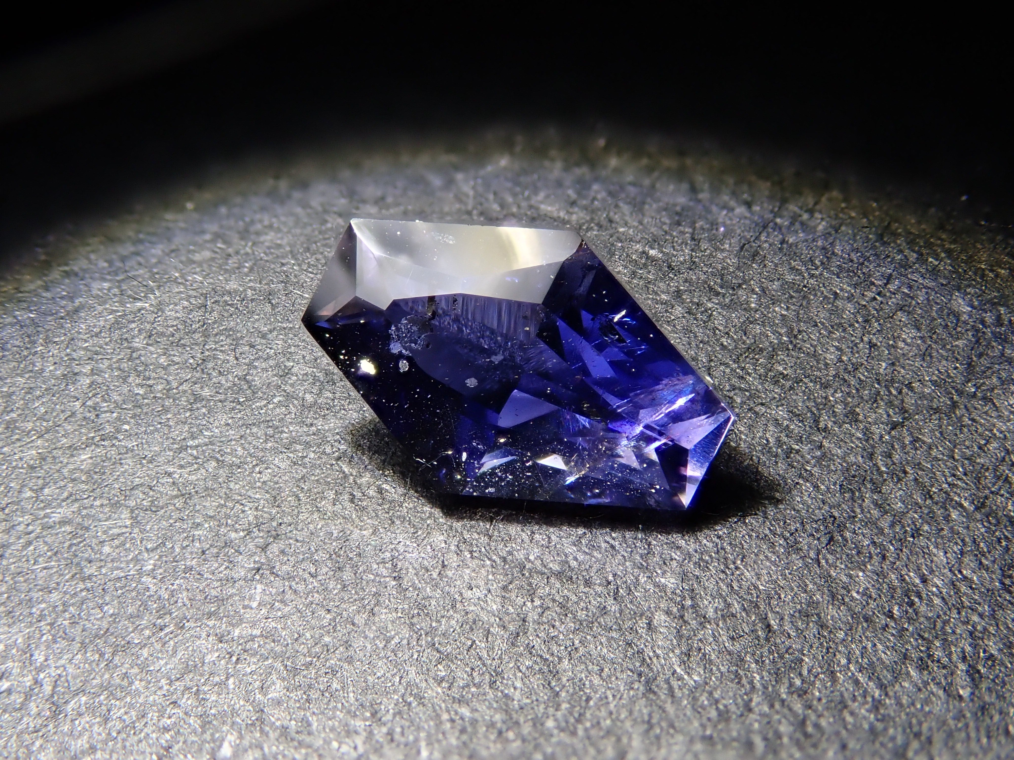 マダガスカル産アイオライトサンストーン 0.311ctルース