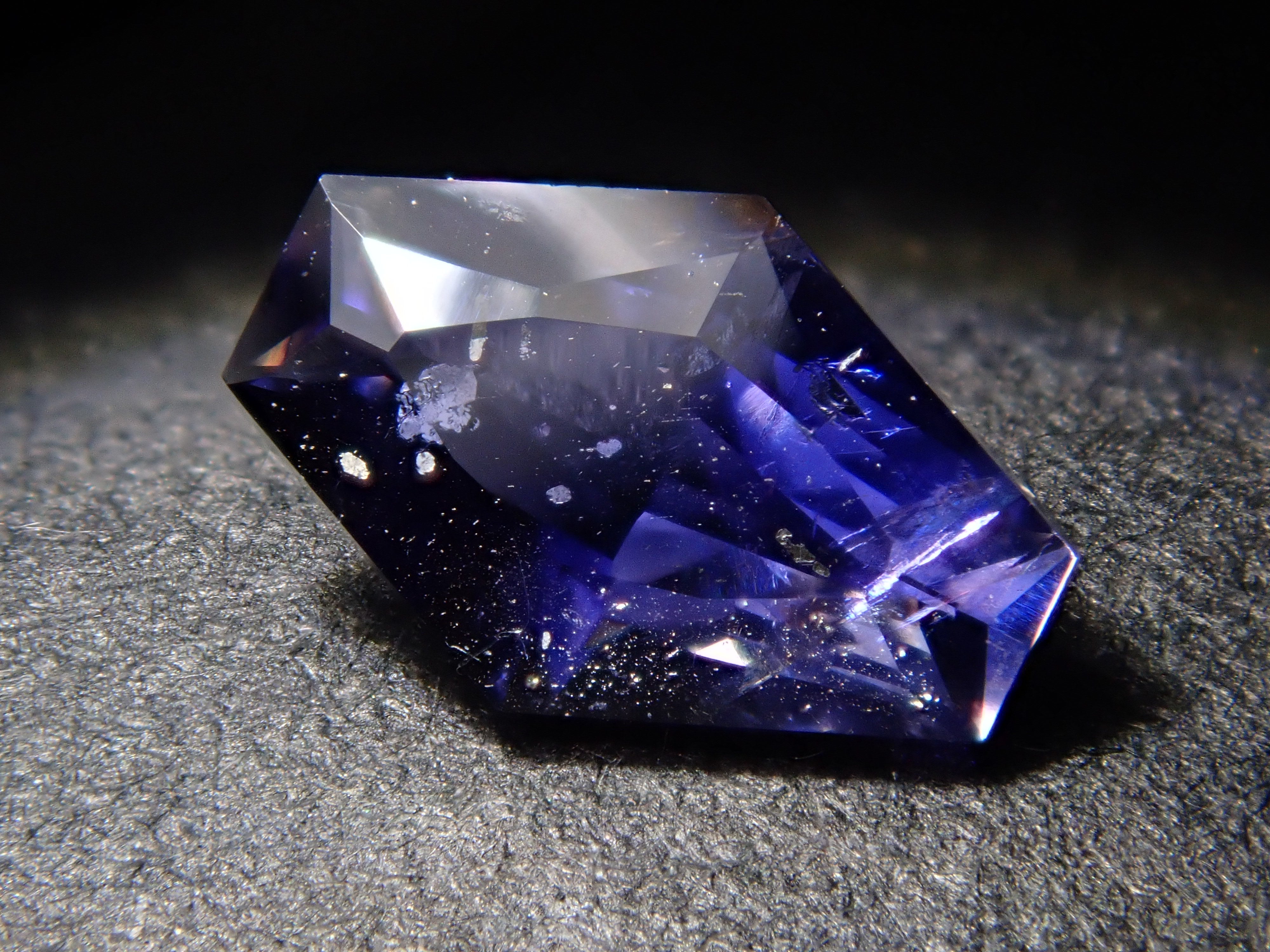 マダガスカル産アイオライトサンストーン 0.311ctルース