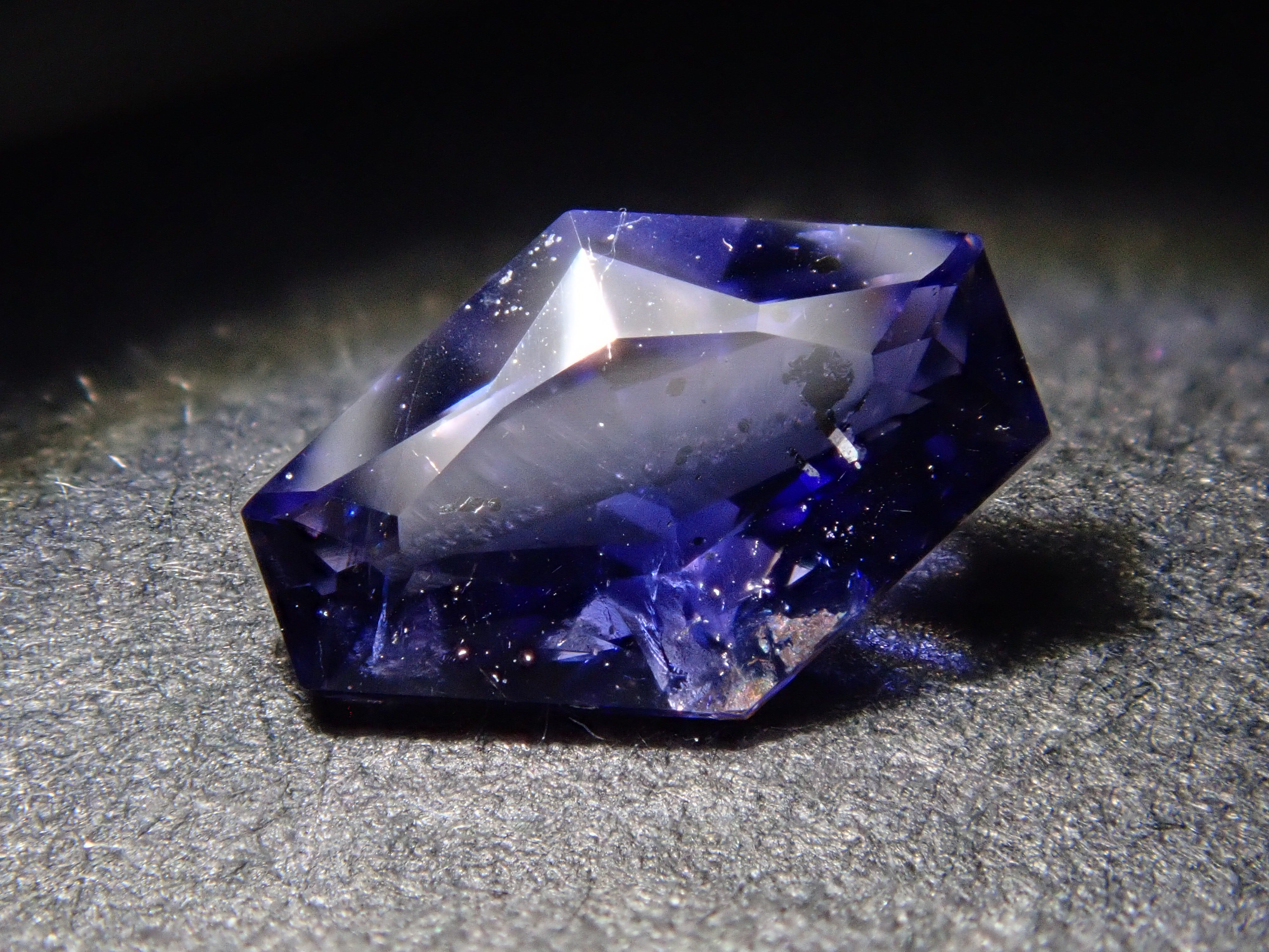 マダガスカル産アイオライトサンストーン 0.311ctルース