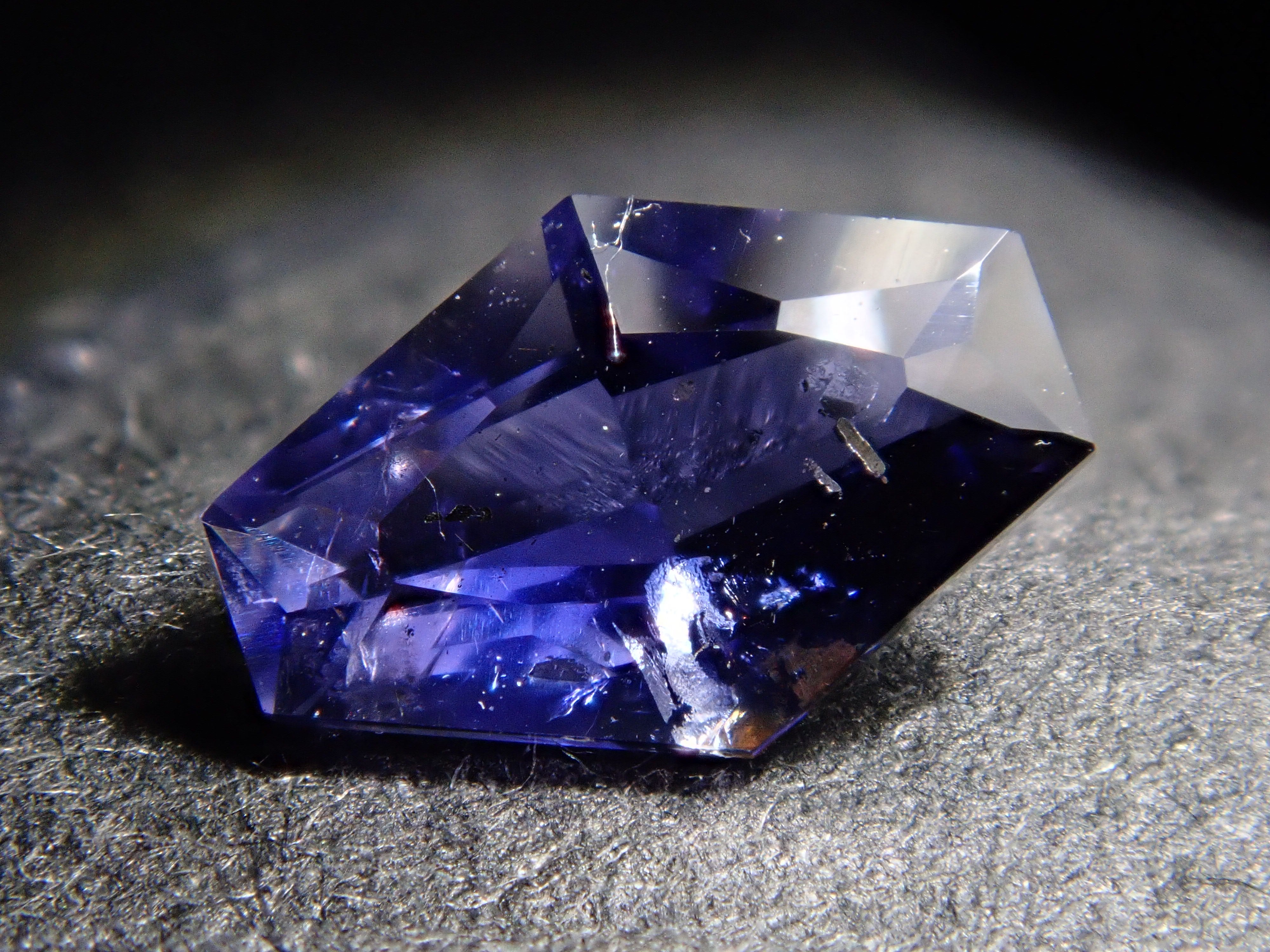 マダガスカル産アイオライトサンストーン 0.311ctルース