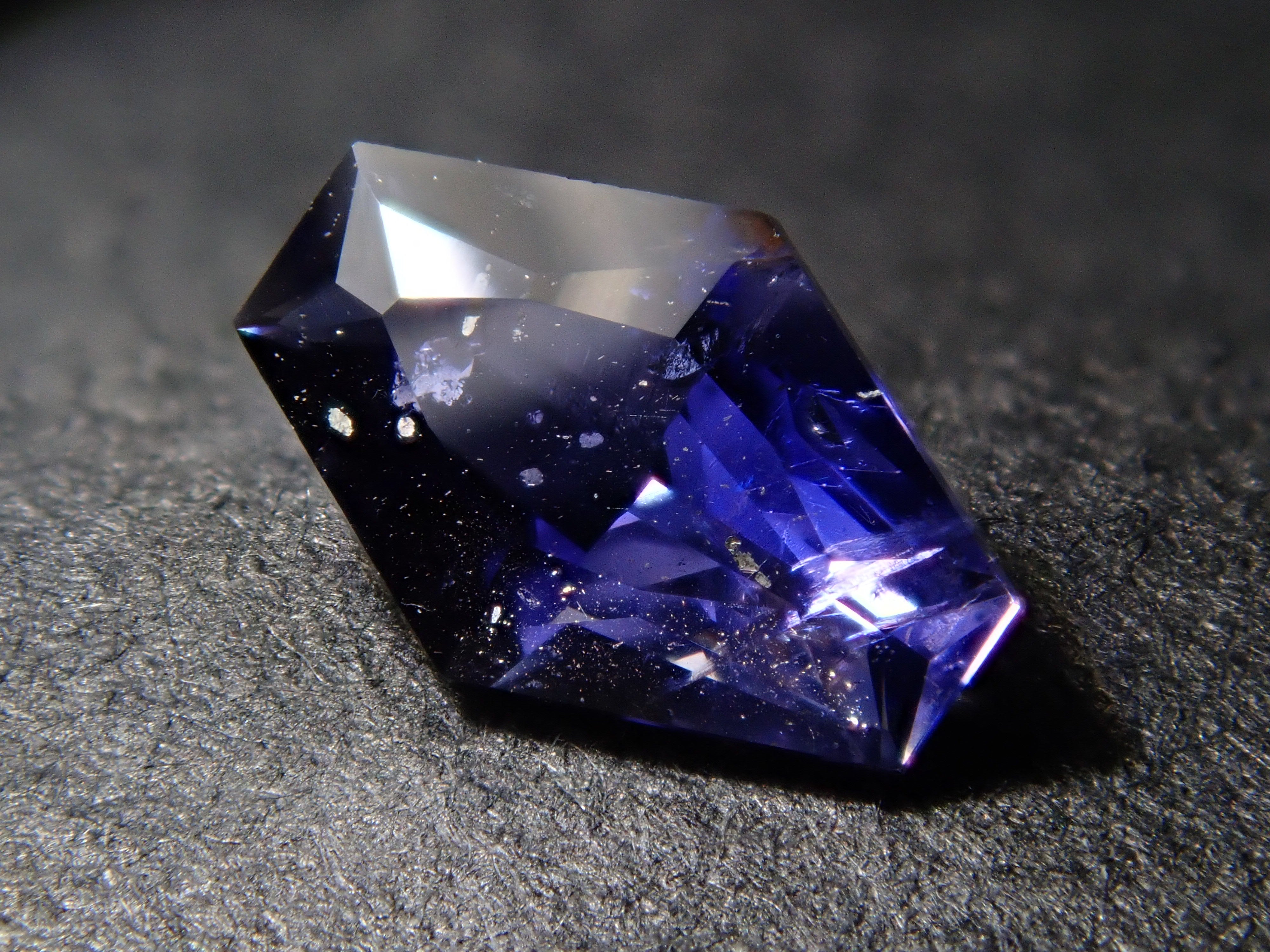 マダガスカル産アイオライトサンストーン 0.311ctルース