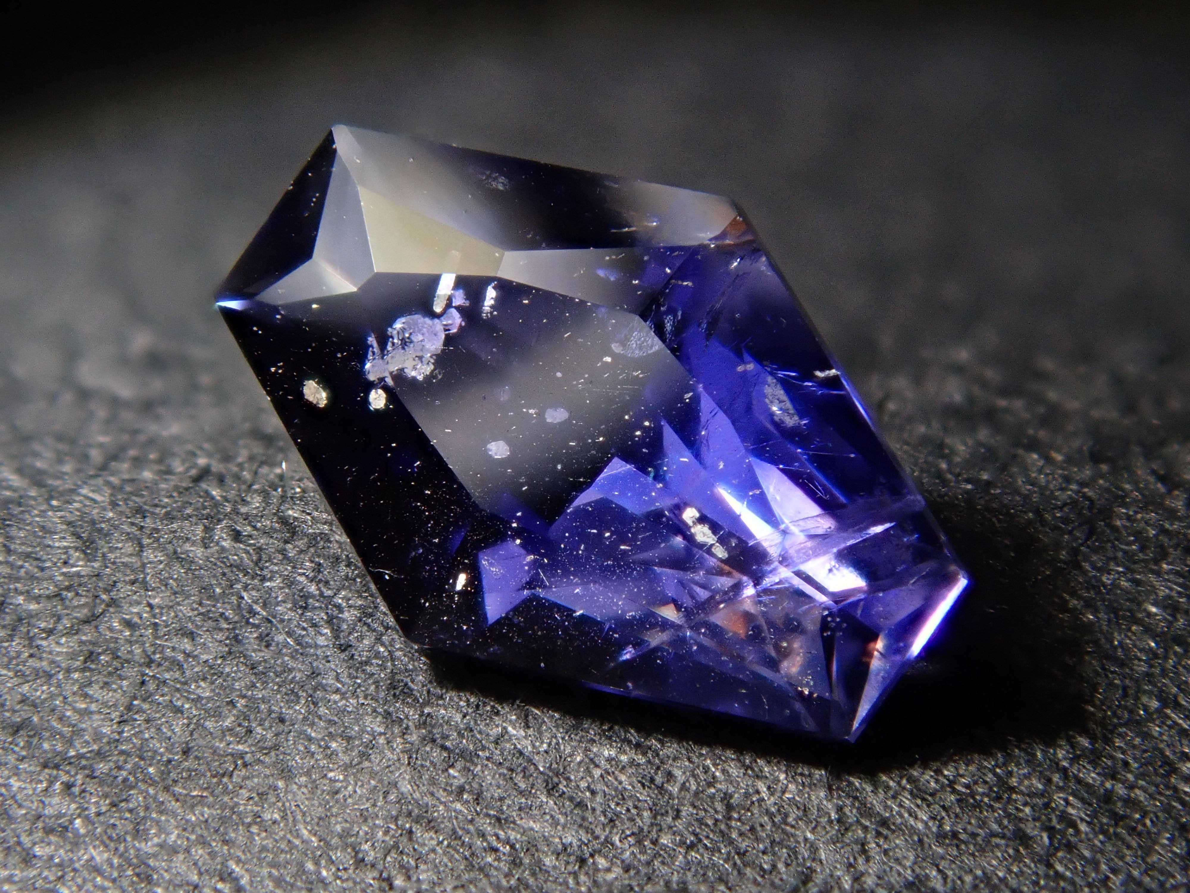 マダガスカル産アイオライトサンストーン 0.311ctルース