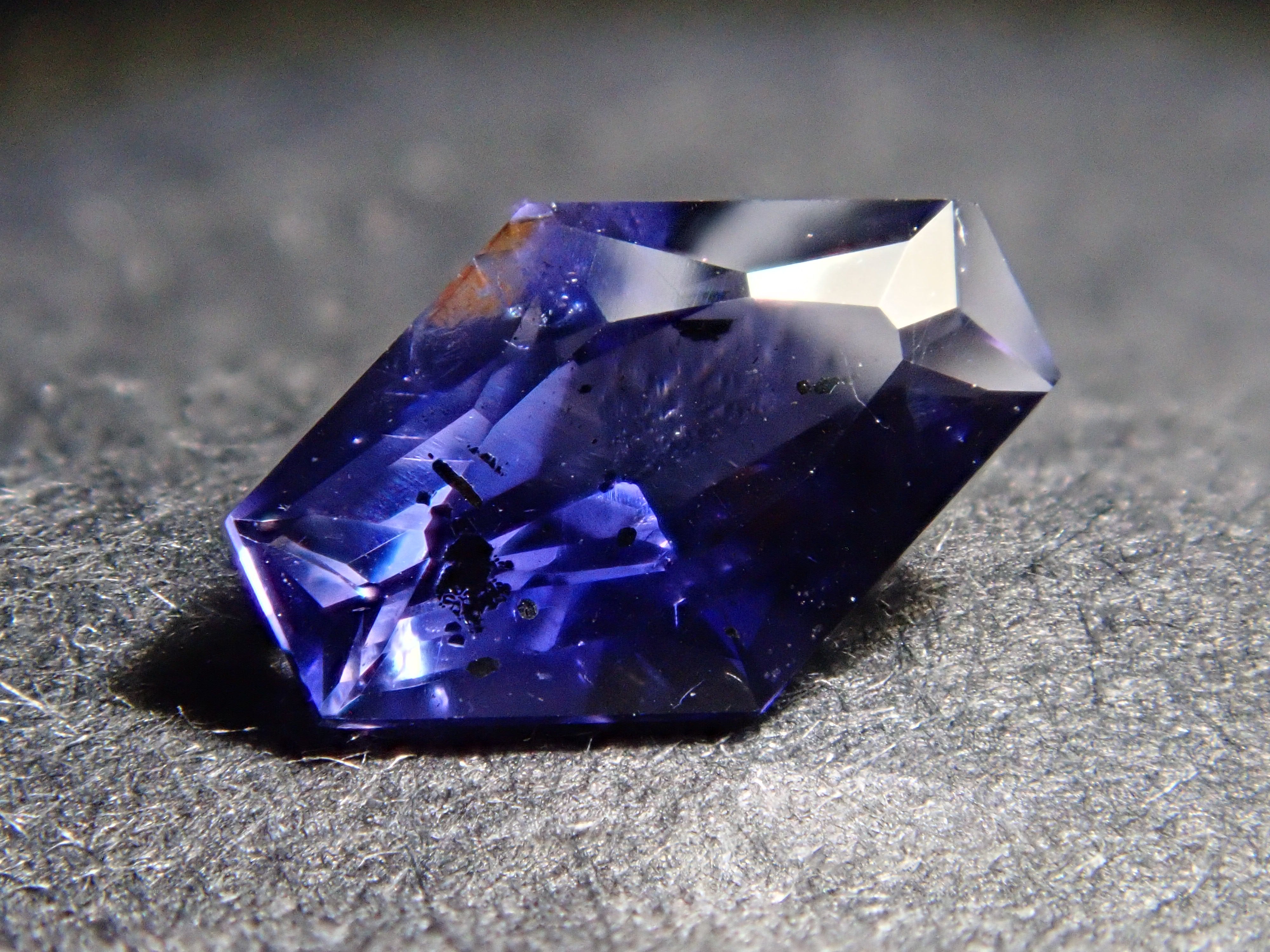 マダガスカル産アイオライトサンストーン 0.311ctルース