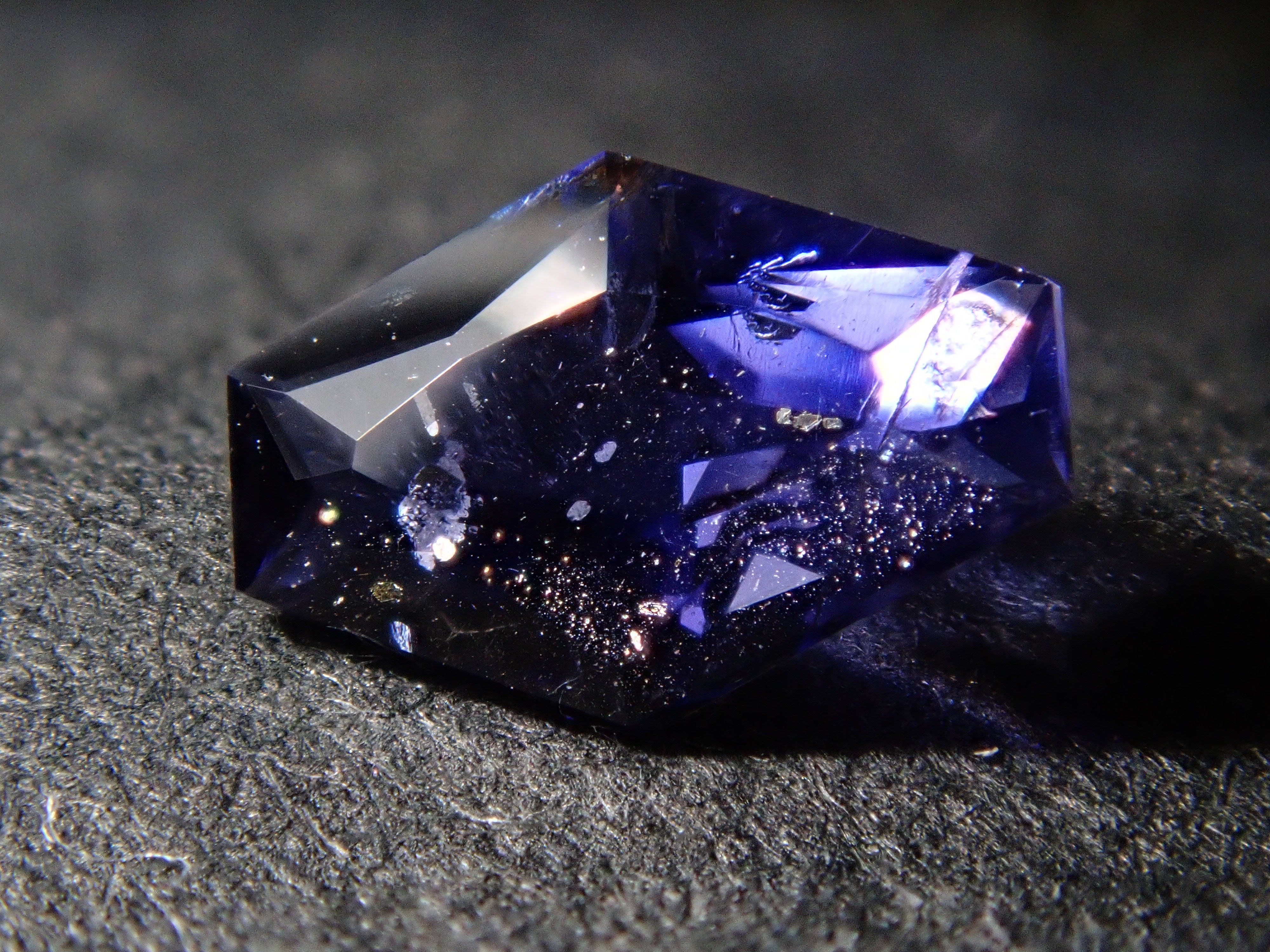 マダガスカル産アイオライトサンストーン 0.311ctルース