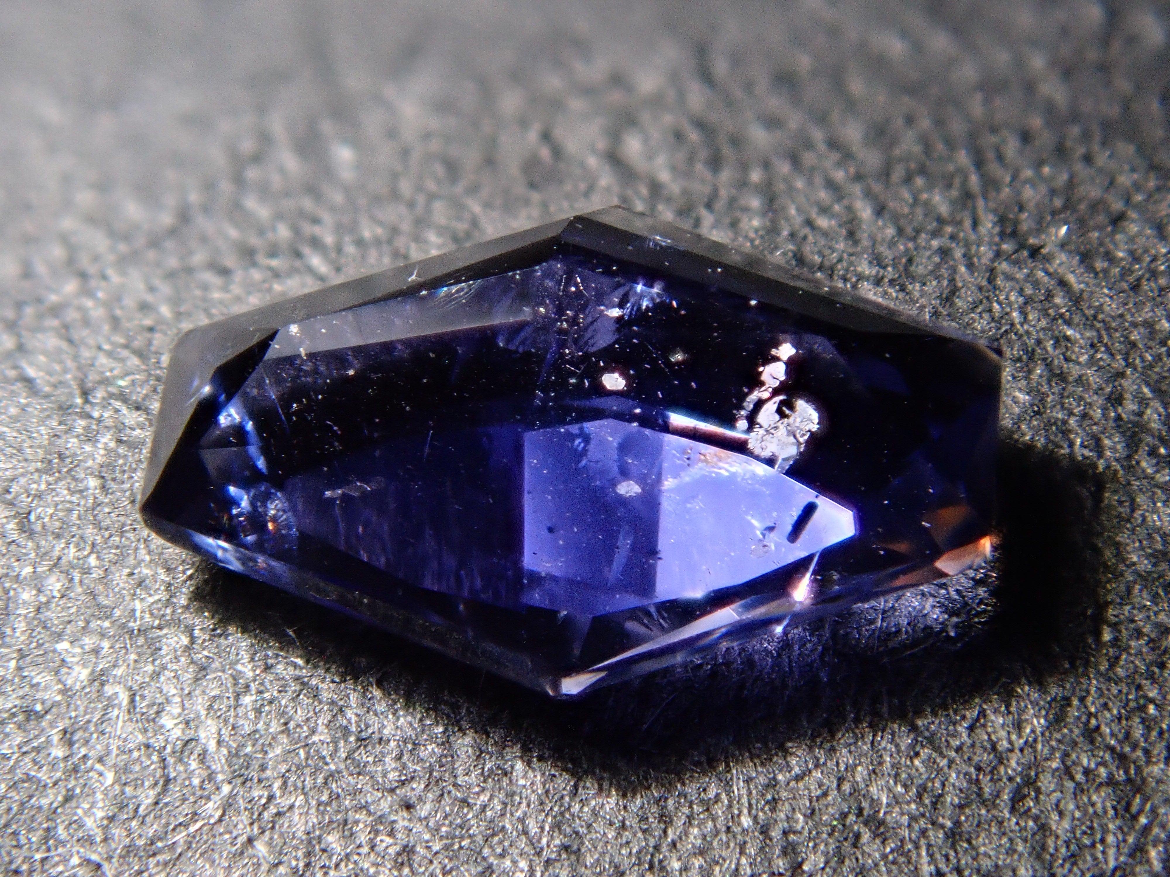 マダガスカル産アイオライトサンストーン 0.311ctルース