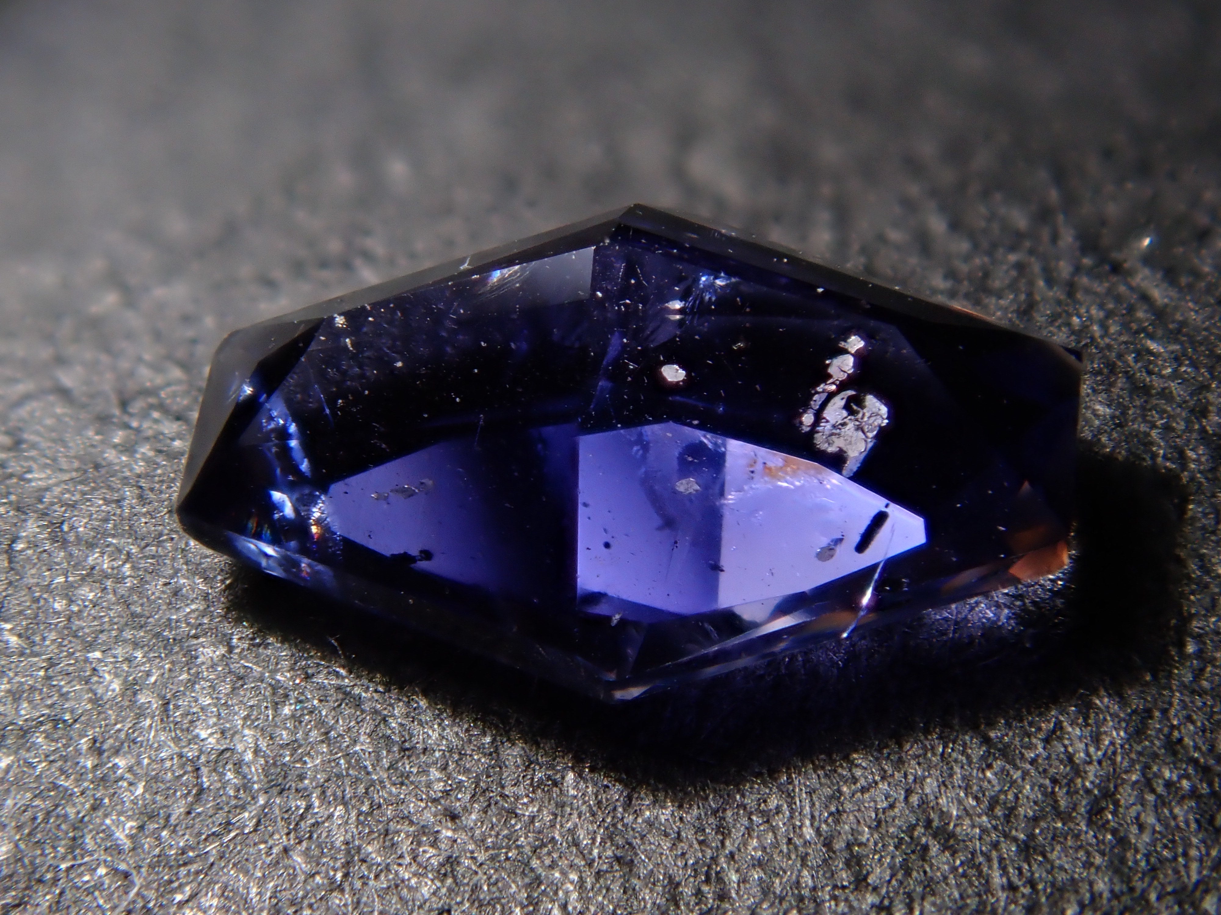 マダガスカル産アイオライトサンストーン 0.311ctルース