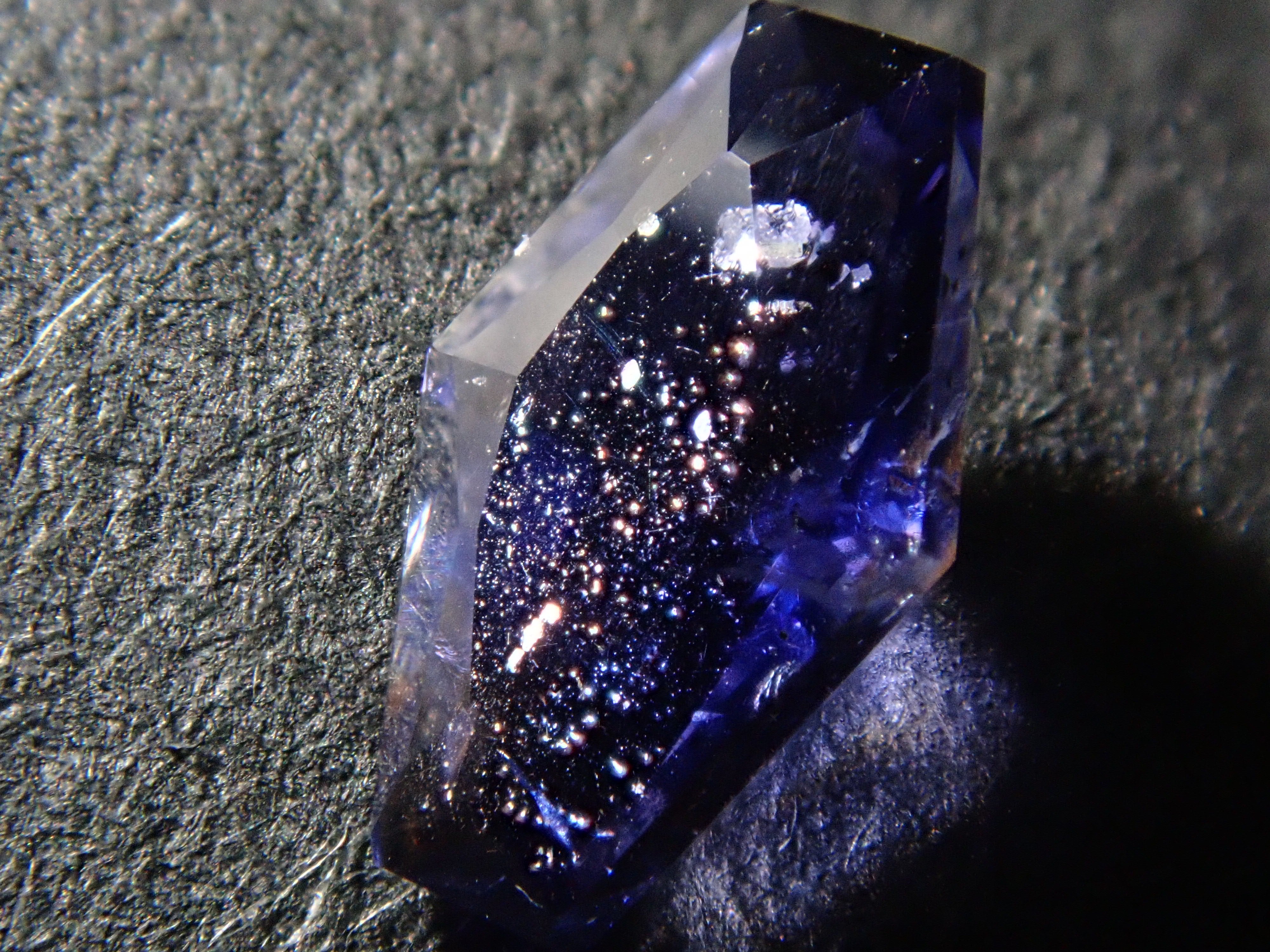 マダガスカル産アイオライトサンストーン 0.311ctルース