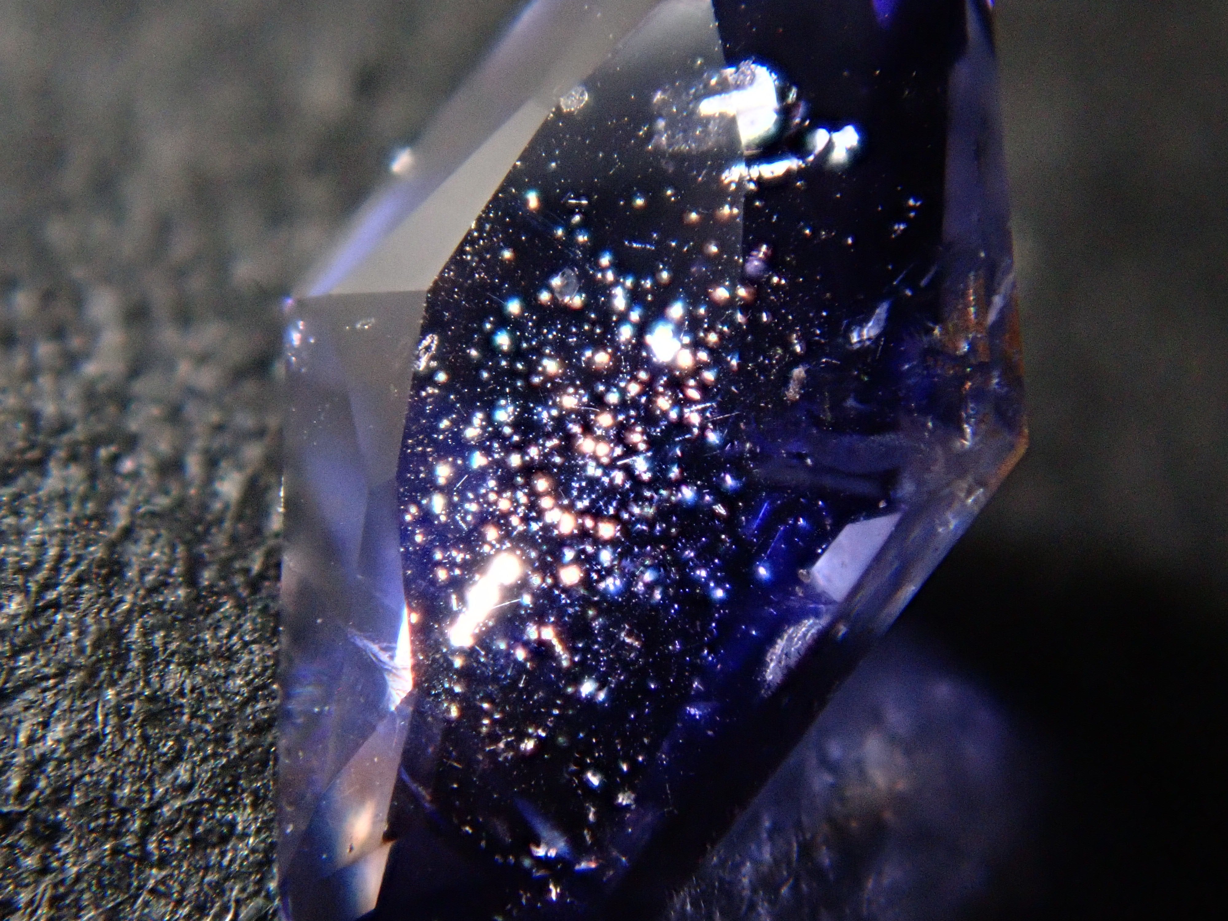 マダガスカル産アイオライトサンストーン 0.311ctルース