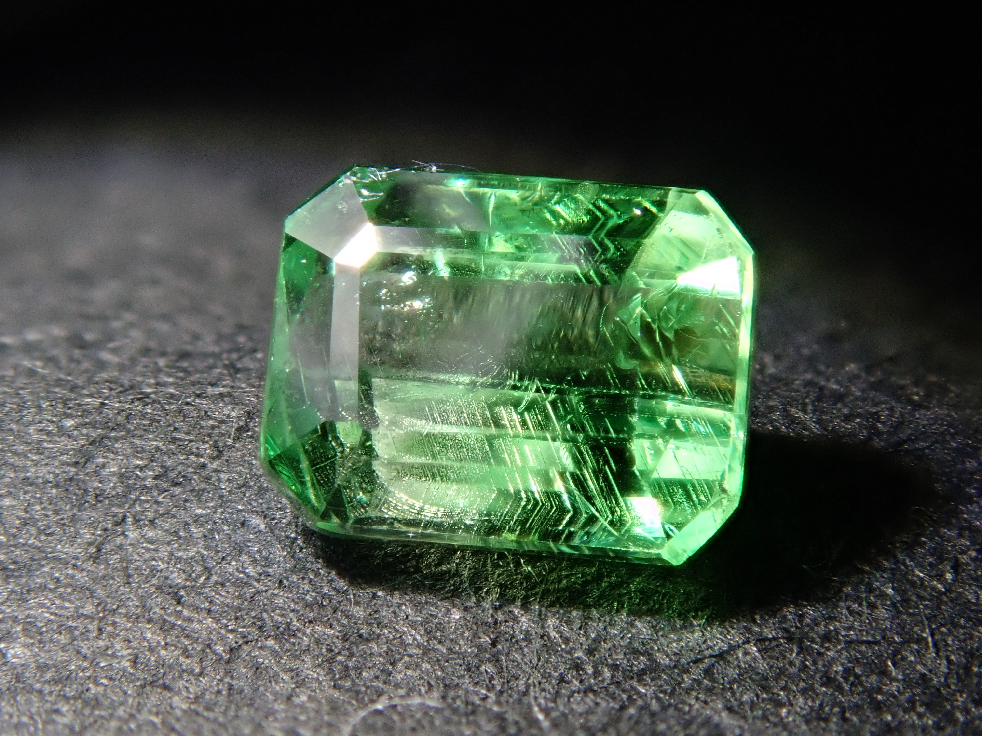 【12562575掲載】ケニア産バイカラーグロッシュラーガーネット 0.496ctルース