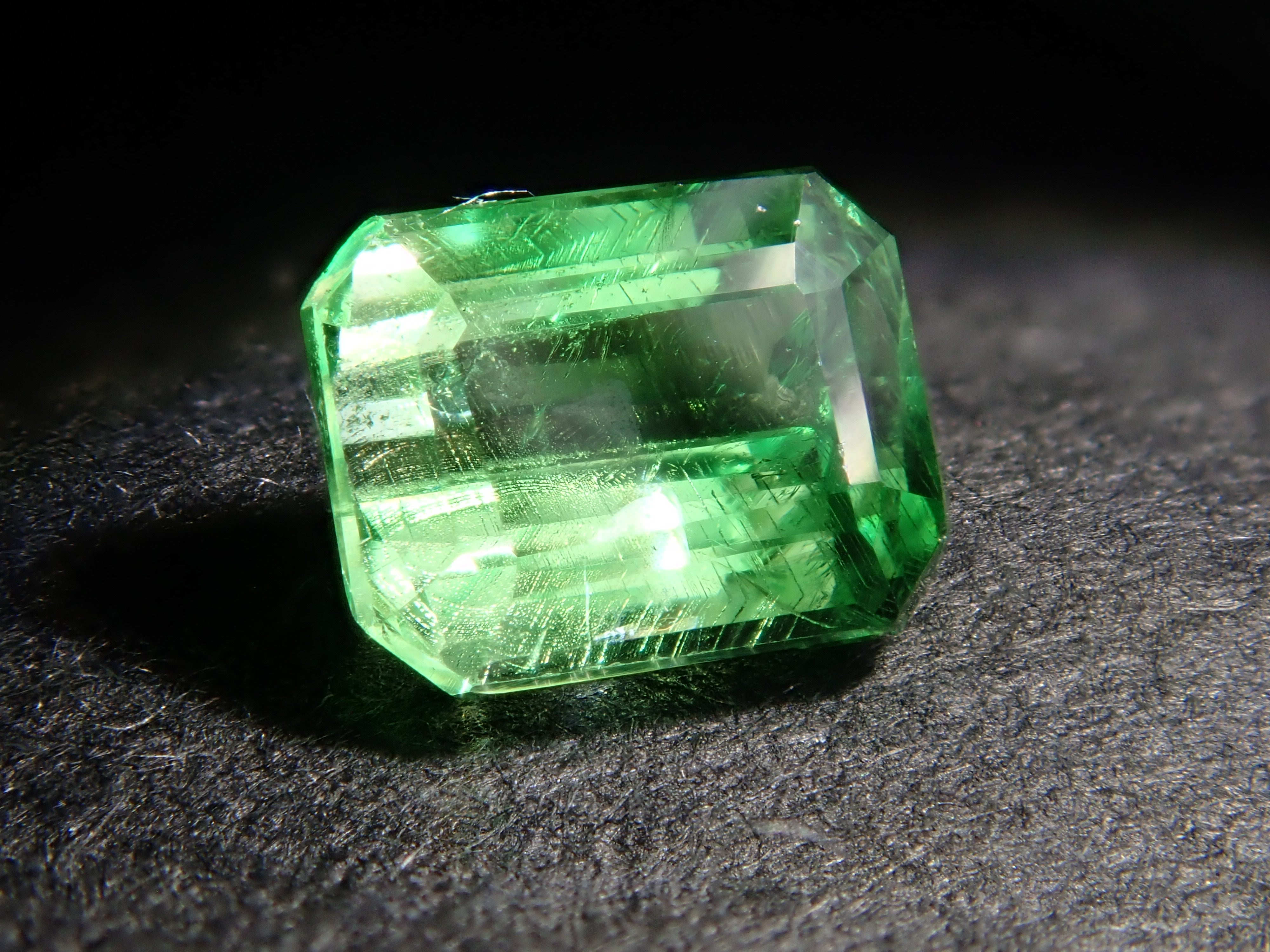 ケニア産バイカラーグロッシュラーガーネット 0.496ctルース