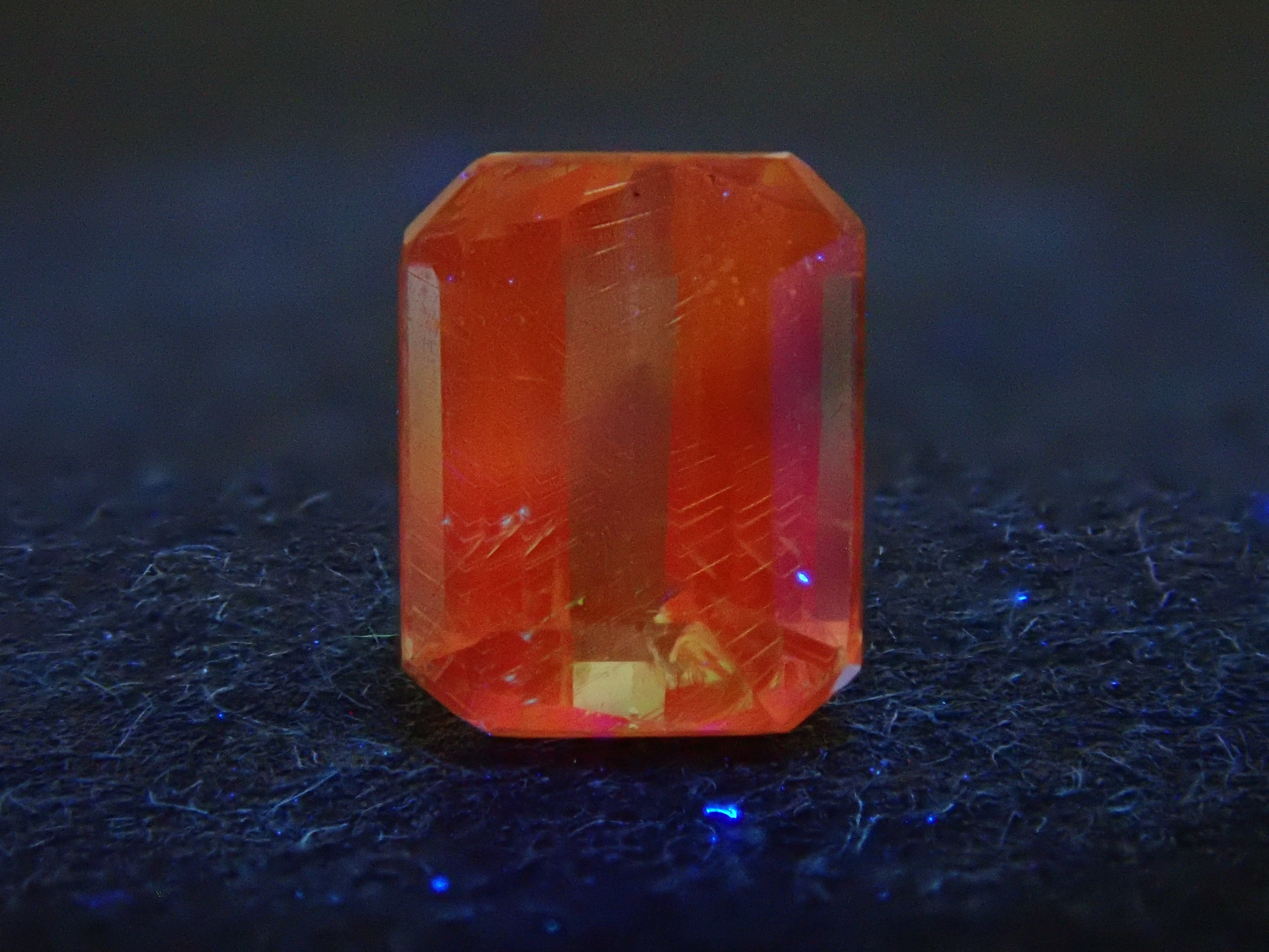 ケニア産バイカラーグロッシュラーガーネット 0.496ctルース