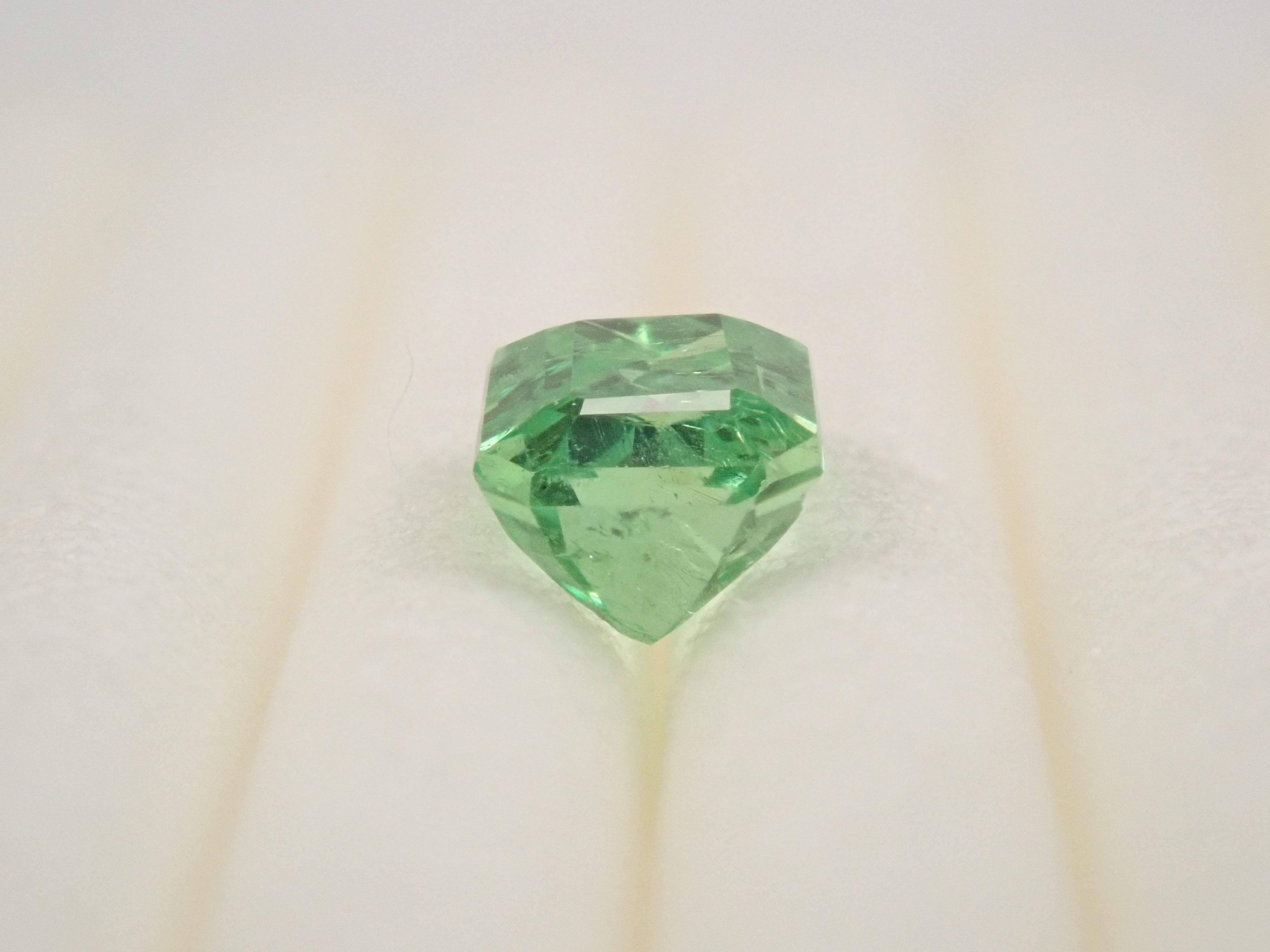 ケニア産バイカラーグロッシュラーガーネット 0.496ctルース