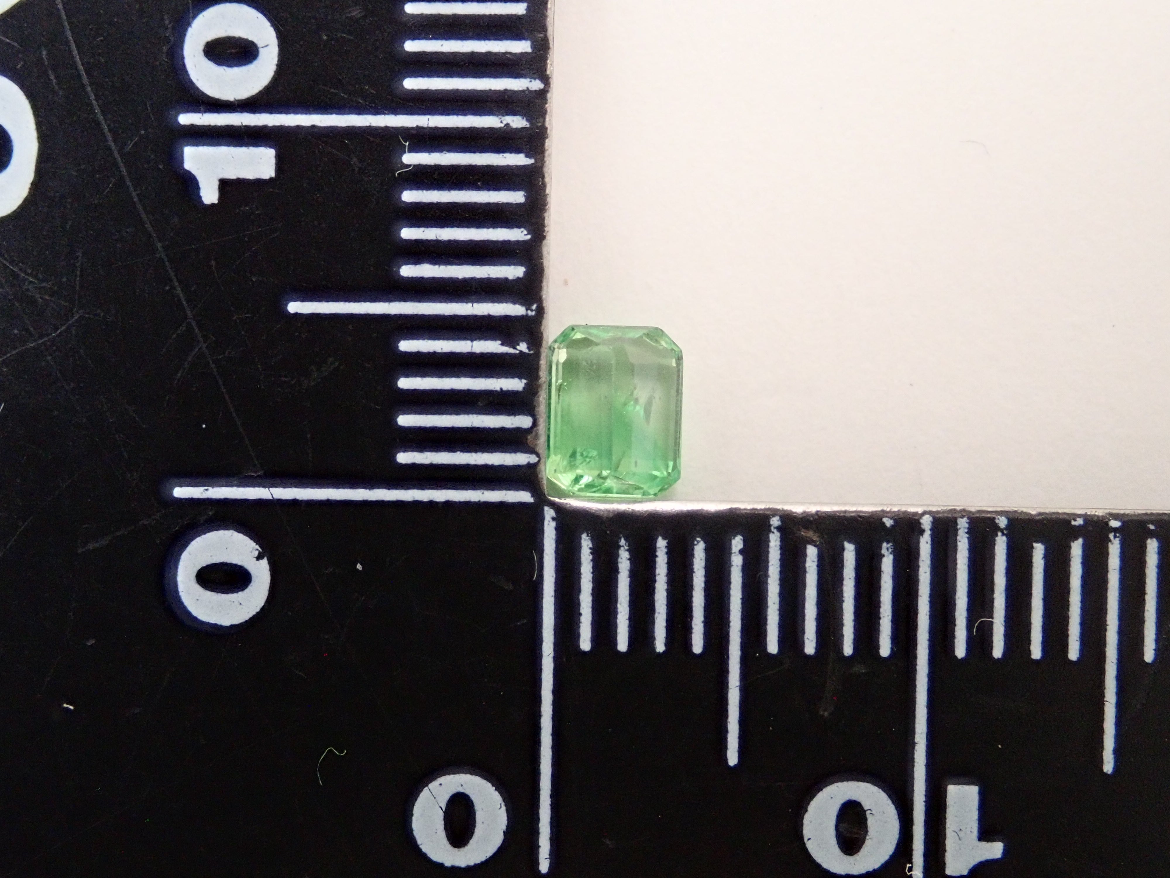 ケニア産バイカラーグロッシュラーガーネット 0.496ctルース