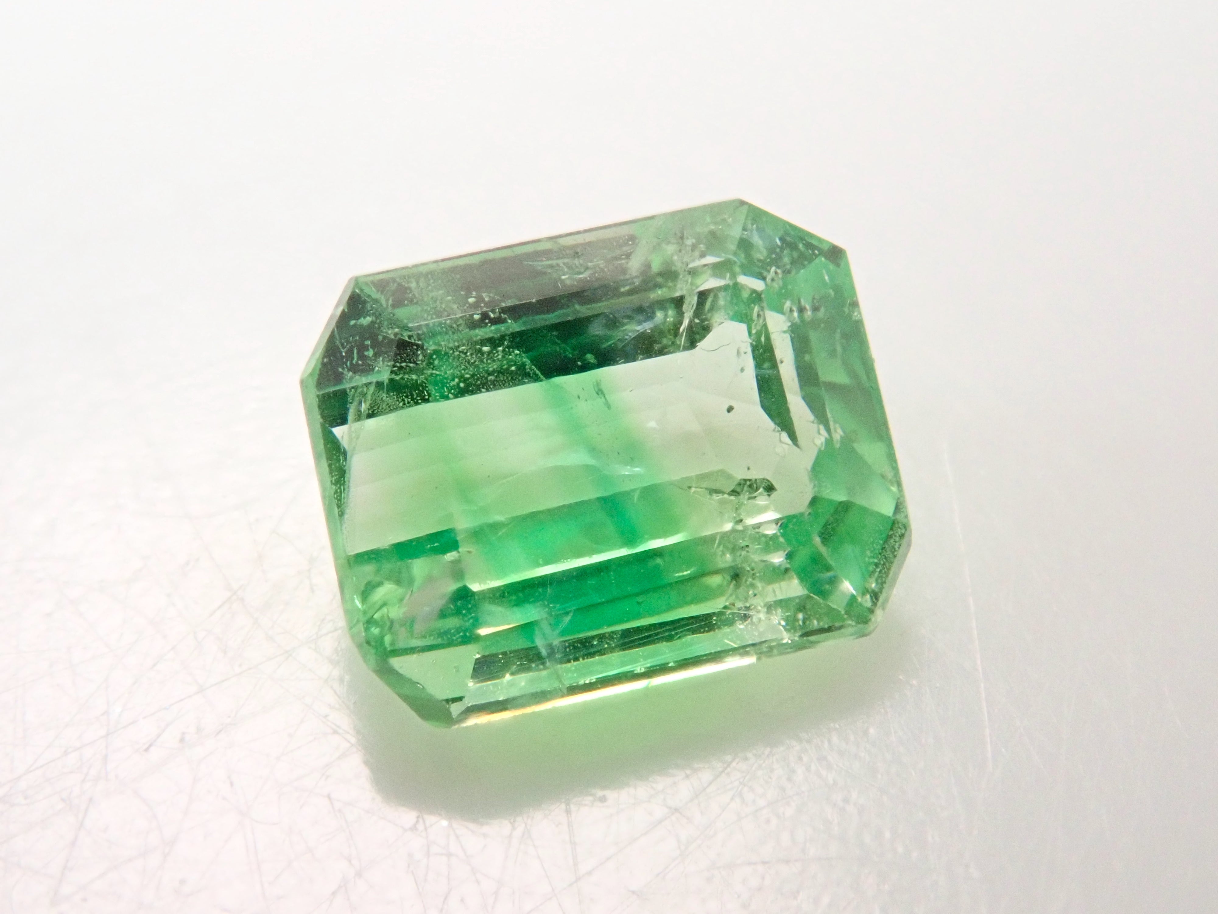 【刊登號12562576】肯亞產雙色鈣鋁榴石 0.761克拉裸石