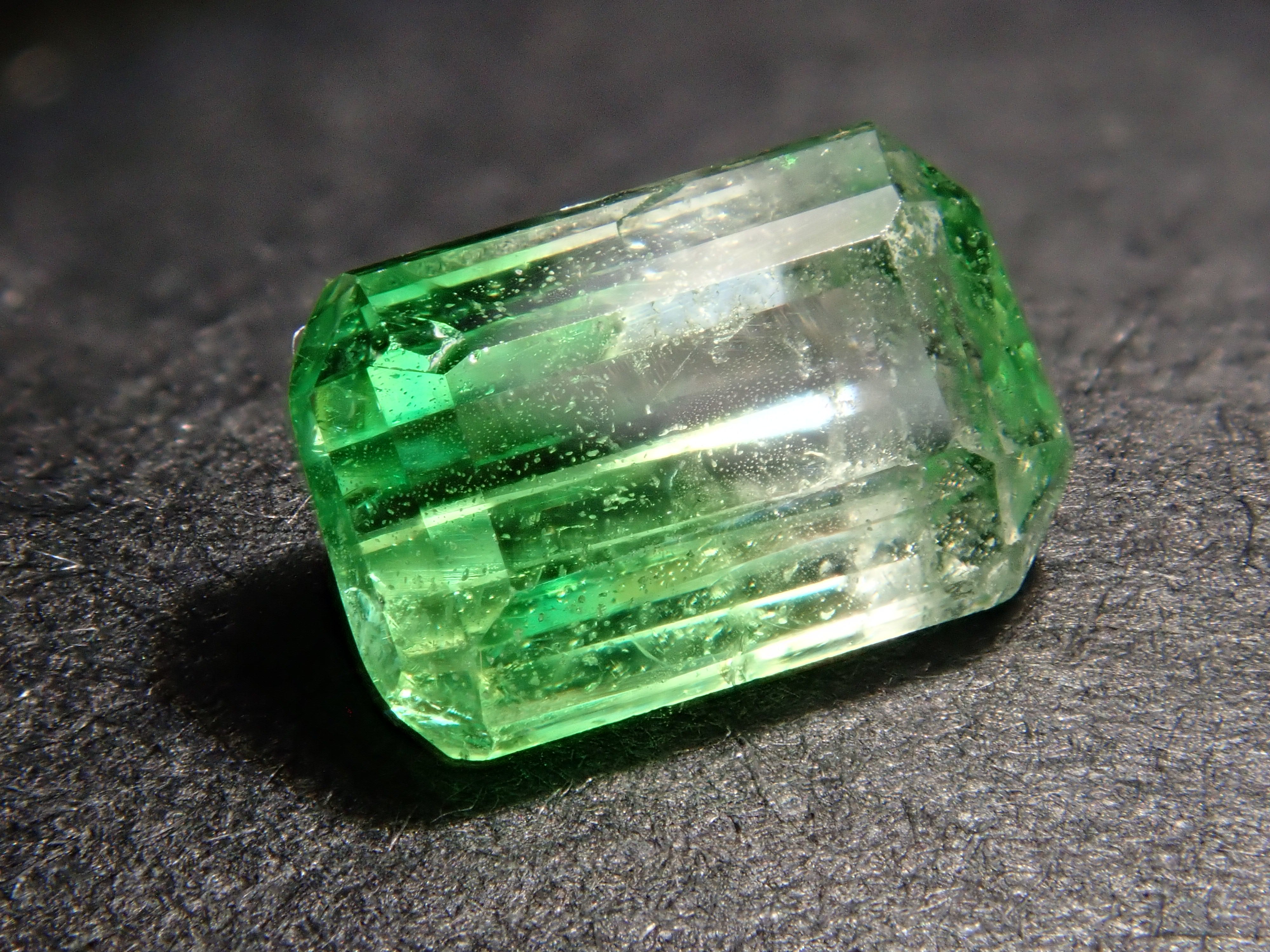 【12562577掲載】ケニア産バイカラーグロッシュラーガーネット 0.790ctルース