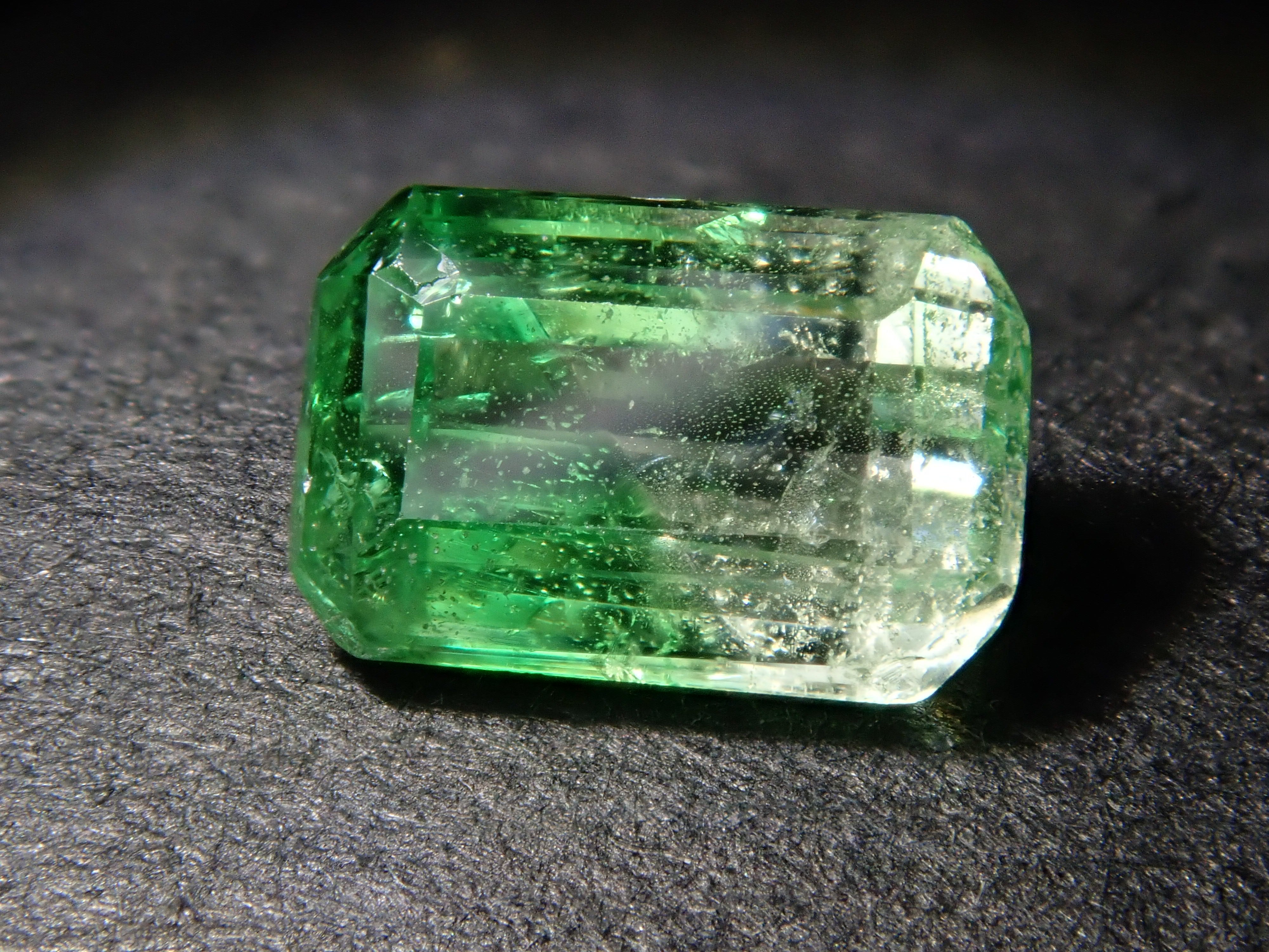 【12562577掲載】ケニア産バイカラーグロッシュラーガーネット 0.790ctルース