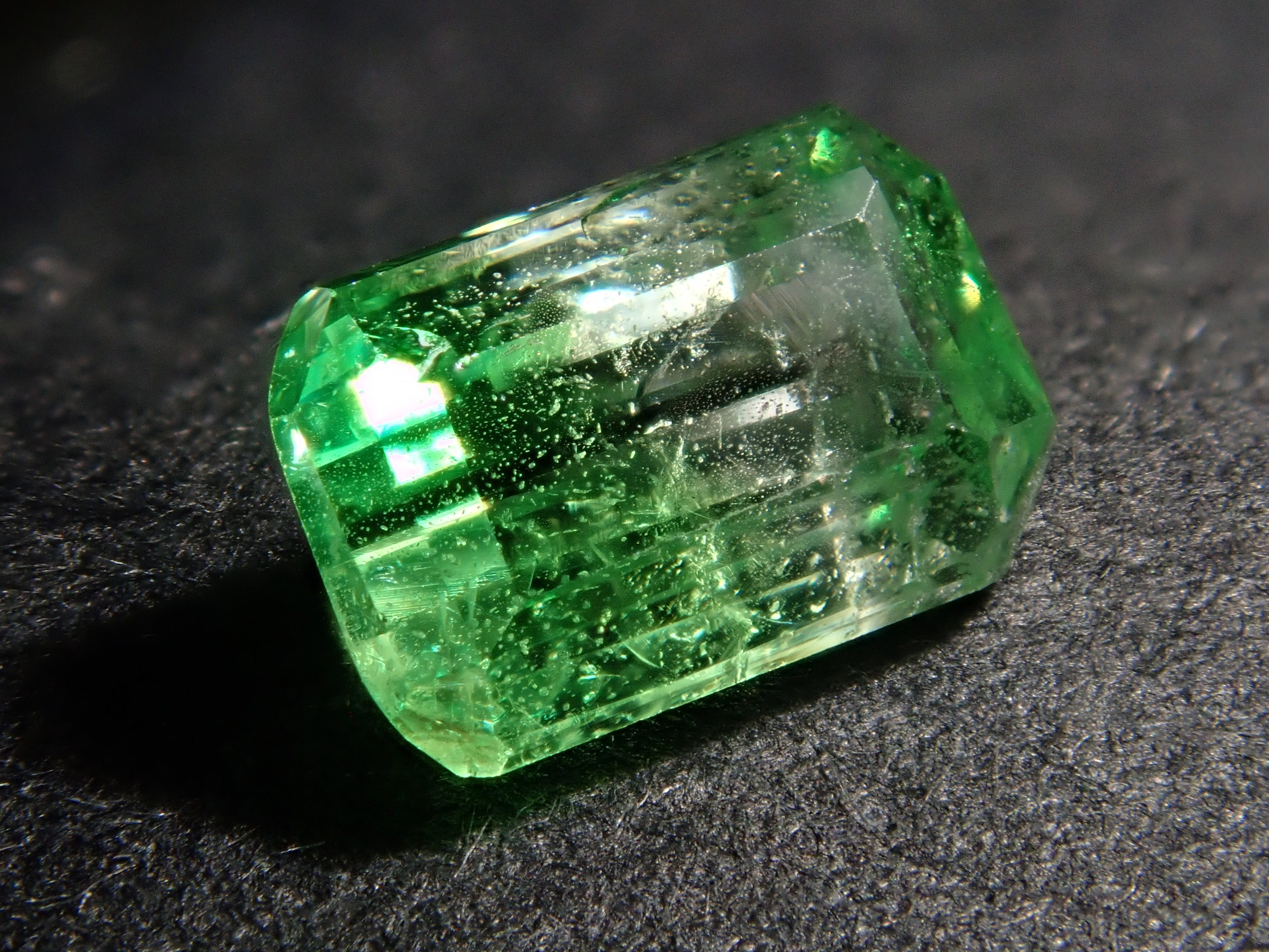 【12562577掲載】ケニア産バイカラーグロッシュラーガーネット 0.790ctルース