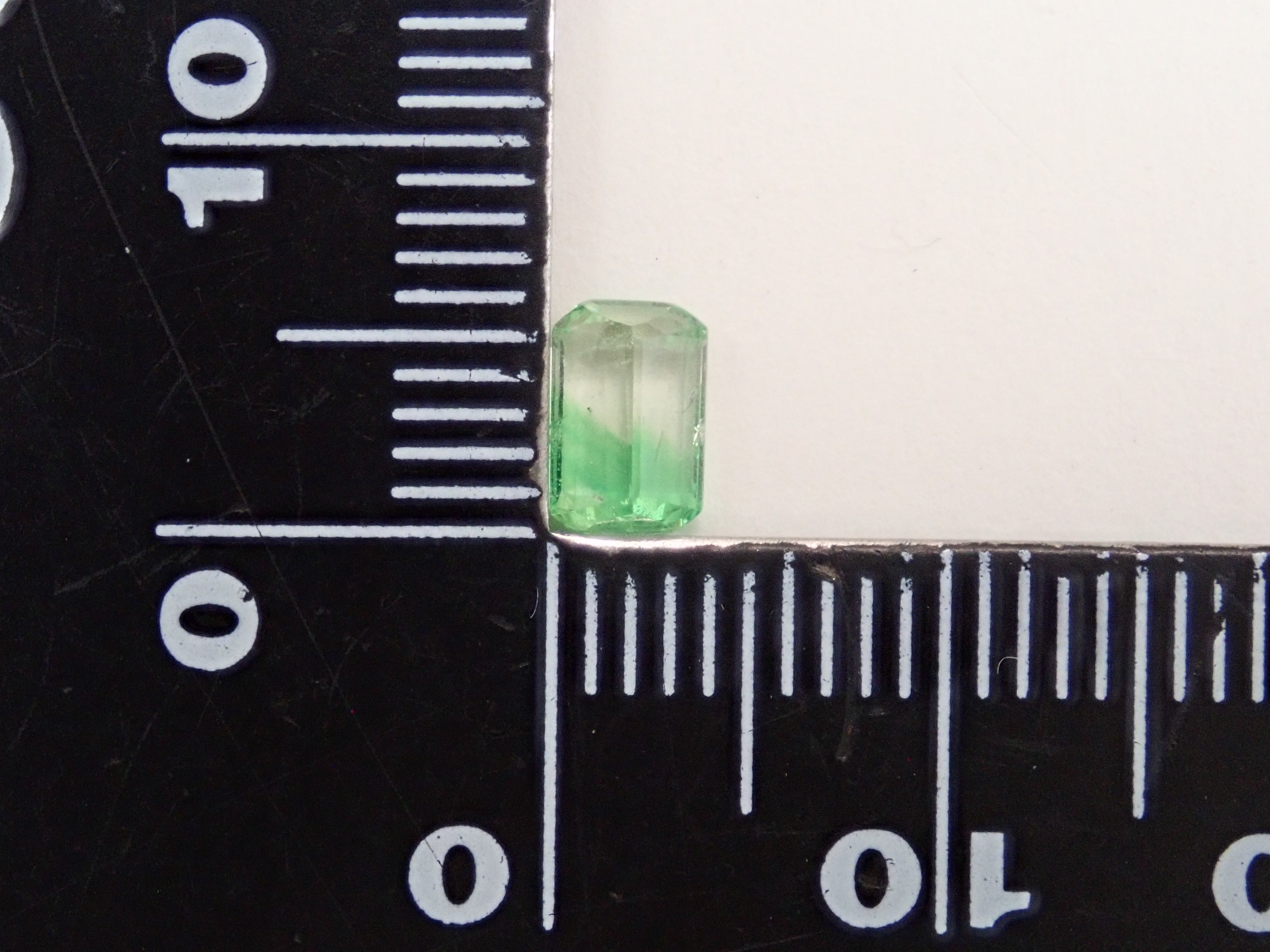 【12562577掲載】ケニア産バイカラーグロッシュラーガーネット 0.790ctルース