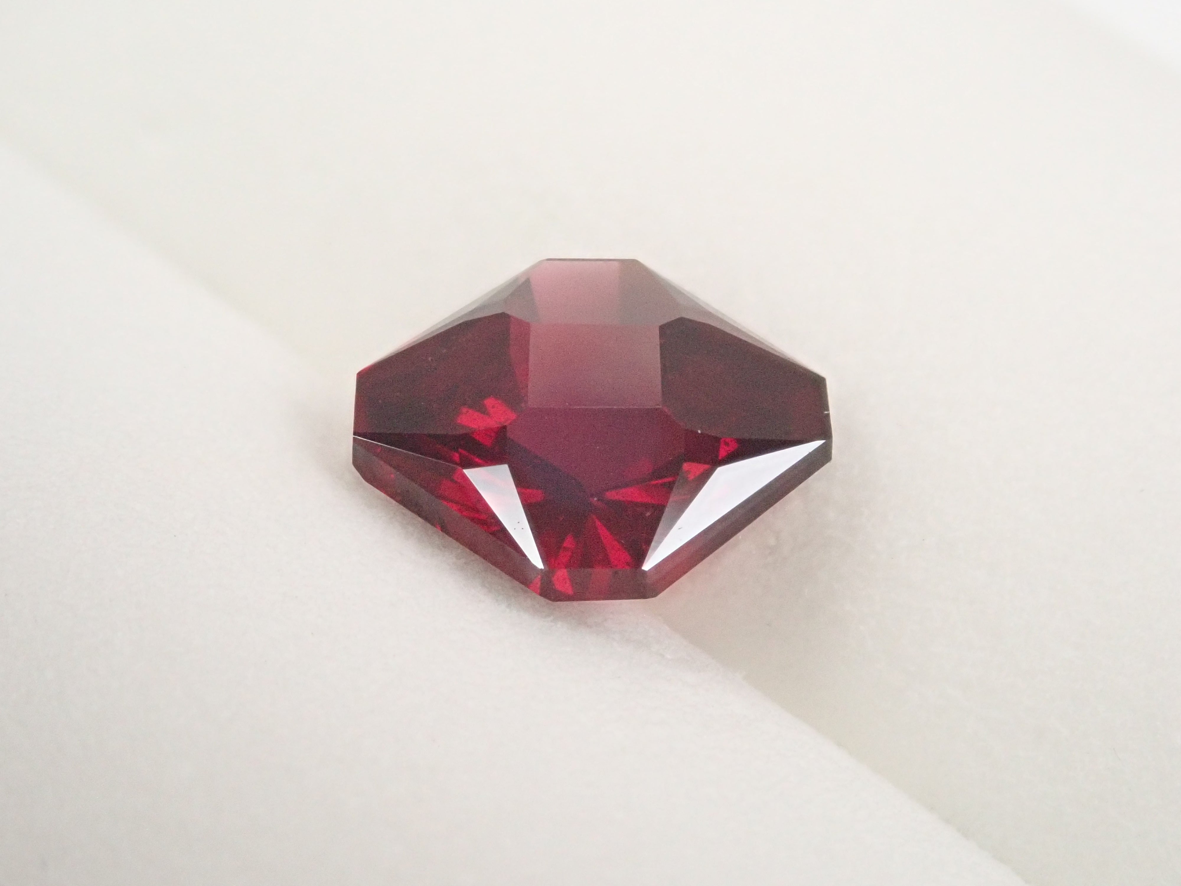 【12560344掲載】モザンビーク産アルマンディンガーネット 3.073ctルース