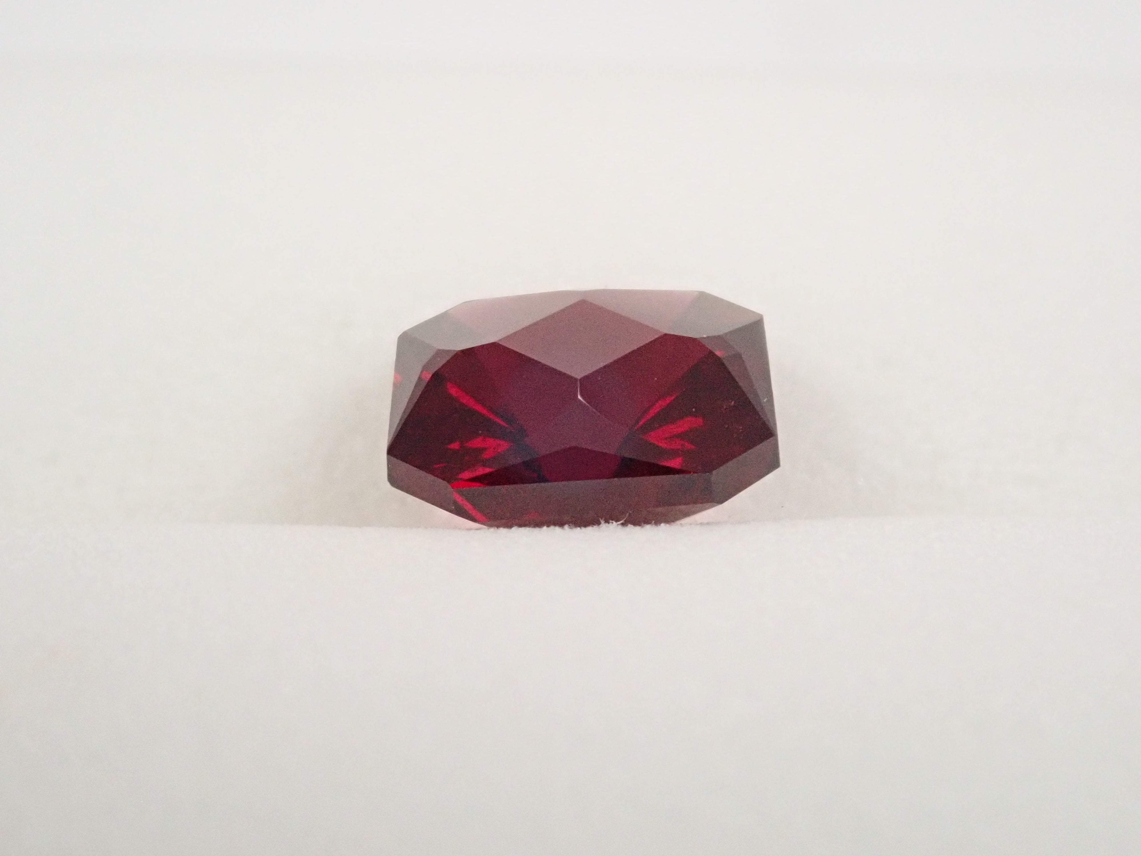 【12560344掲載】モザンビーク産アルマンディンガーネット 3.073ctルース