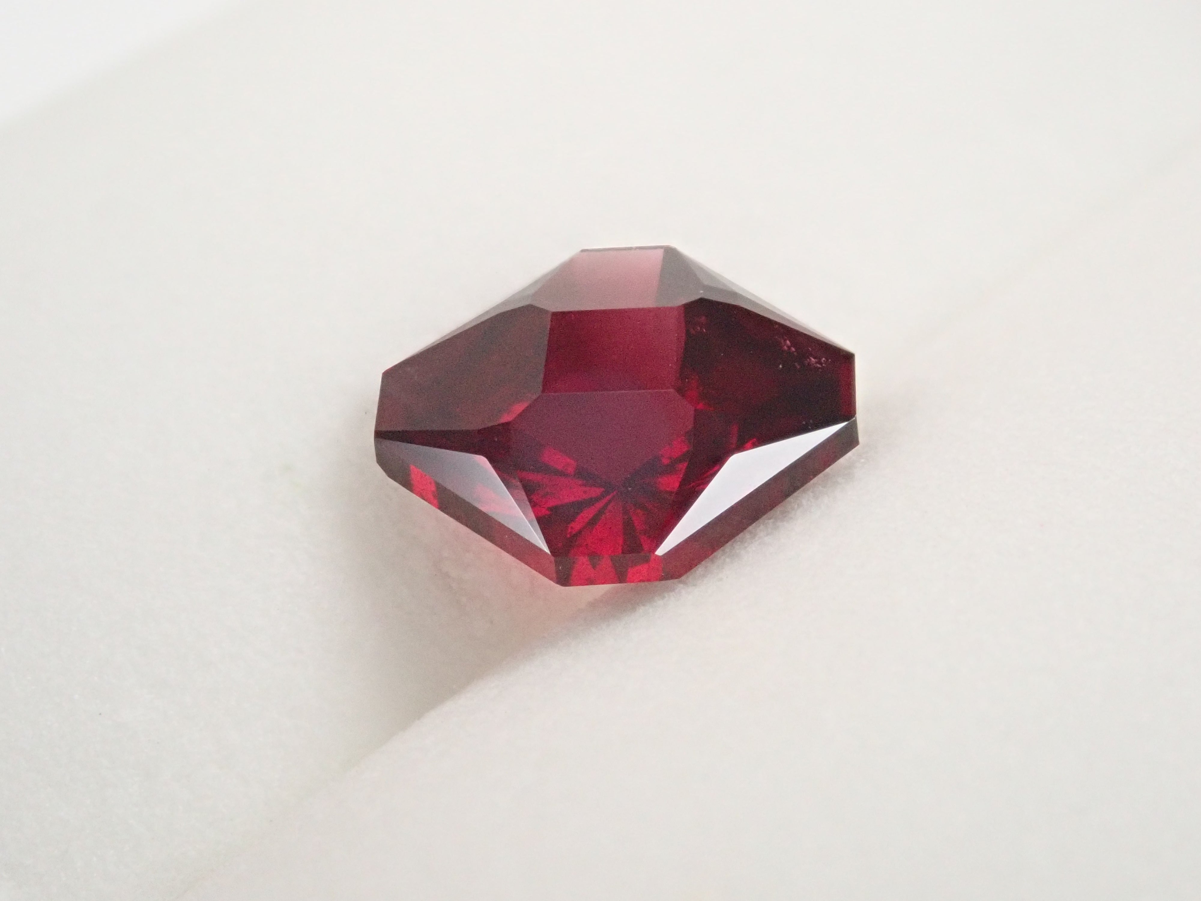 【12560344掲載】モザンビーク産アルマンディンガーネット 3.073ctルース