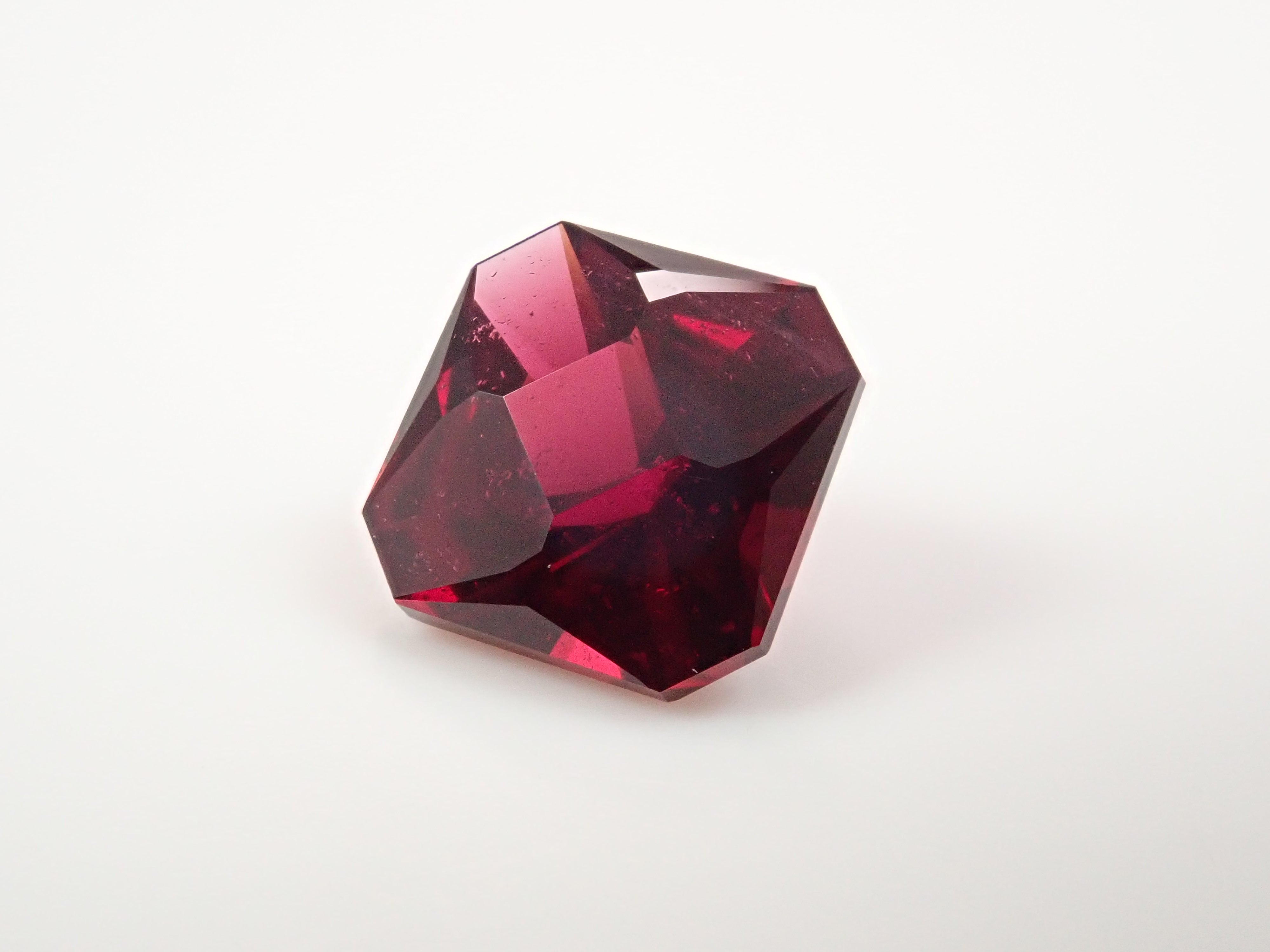 【12560344掲載】モザンビーク産アルマンディンガーネット 3.073ctルース