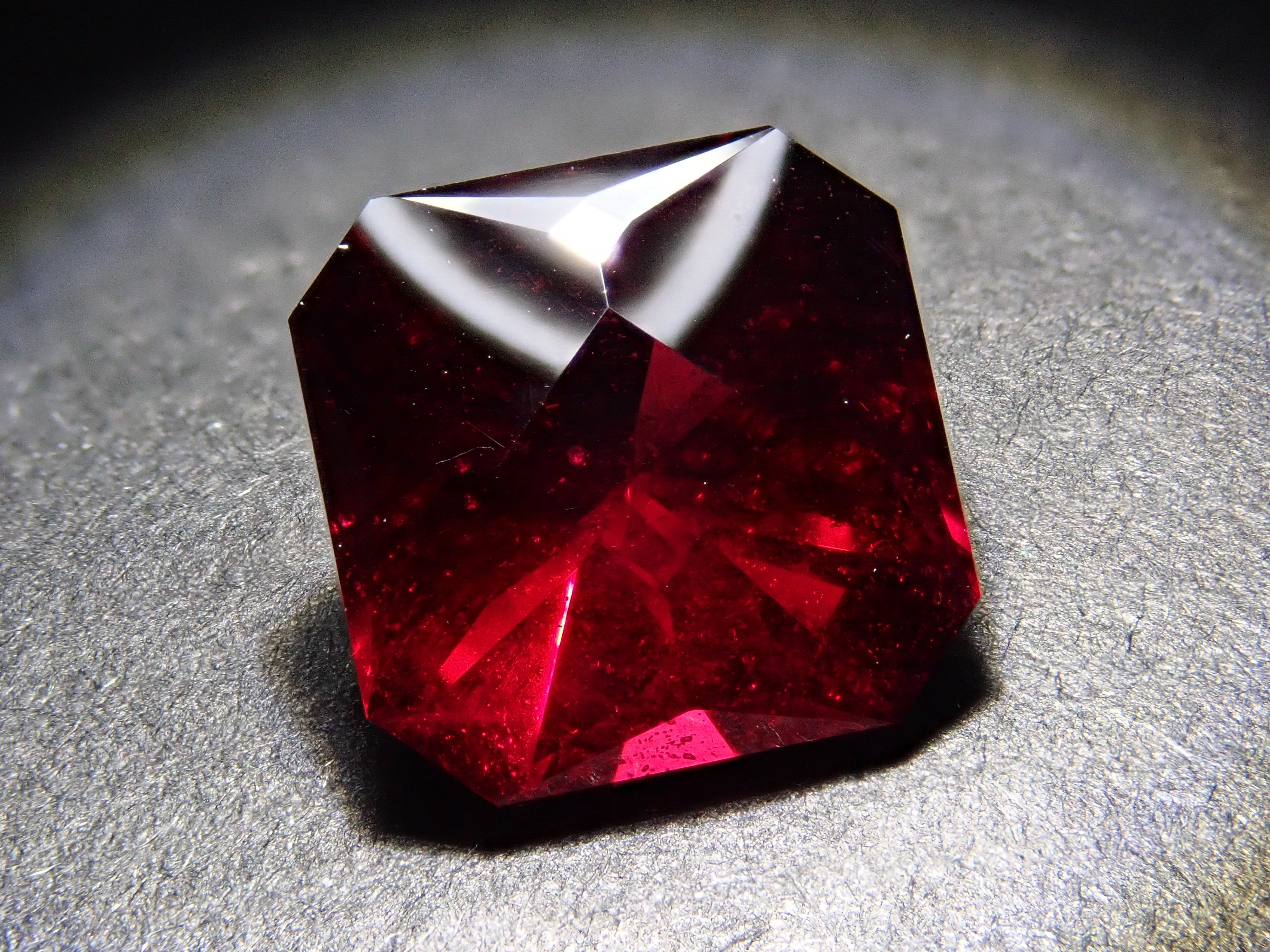 【12560344掲載】モザンビーク産アルマンディンガーネット 3.073ctルース