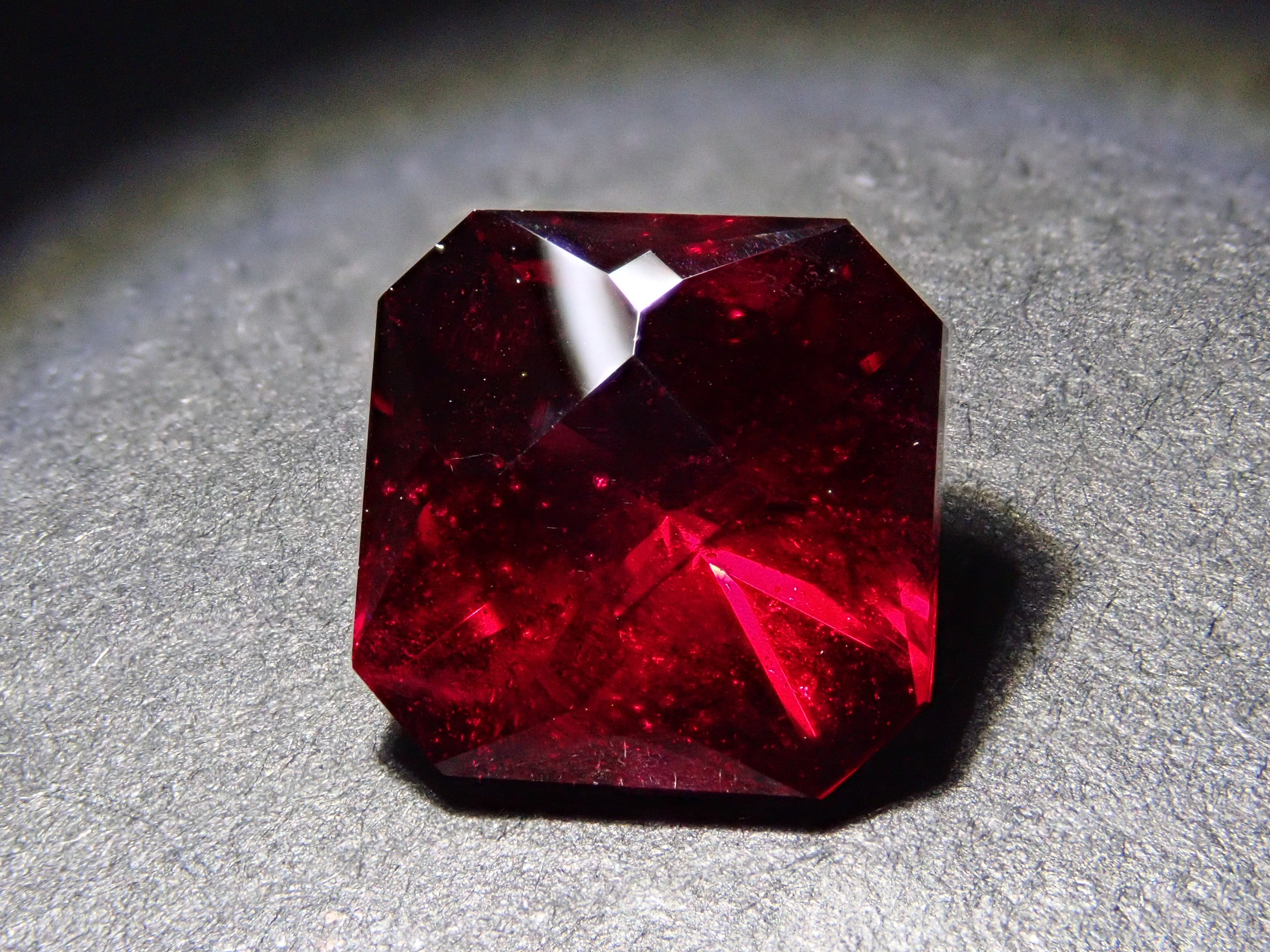 【12560344掲載】モザンビーク産アルマンディンガーネット 3.073ctルース