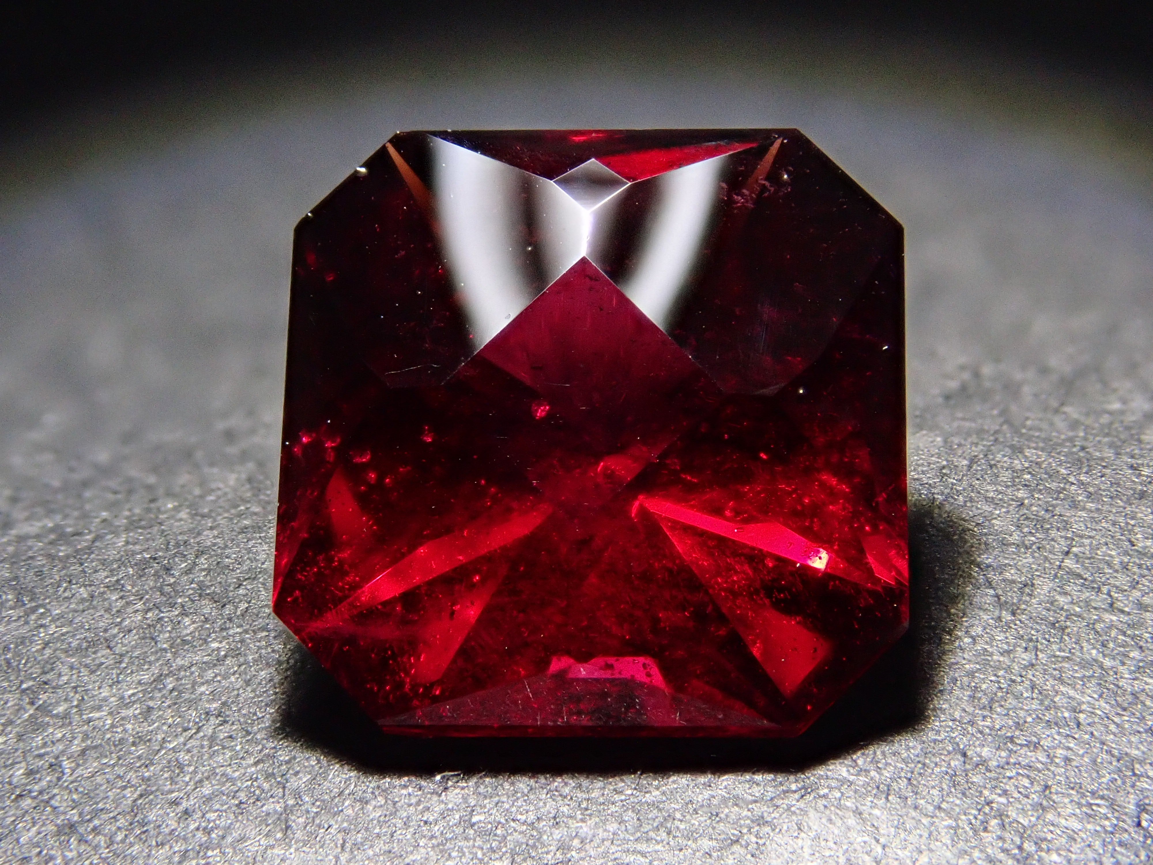 【12560344掲載】モザンビーク産アルマンディンガーネット 3.073ctルース