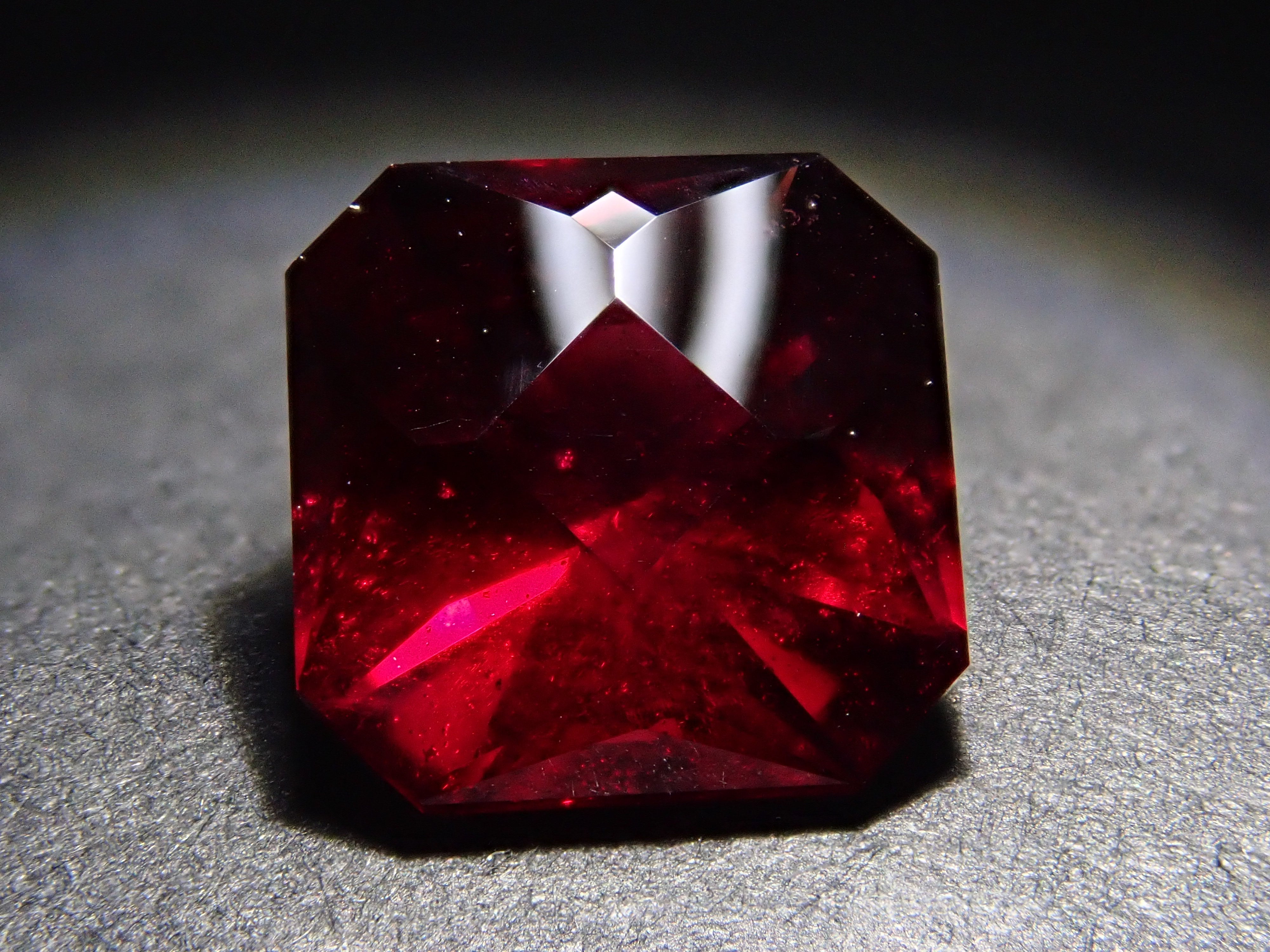 【12560344掲載】モザンビーク産アルマンディンガーネット 3.073ctルース