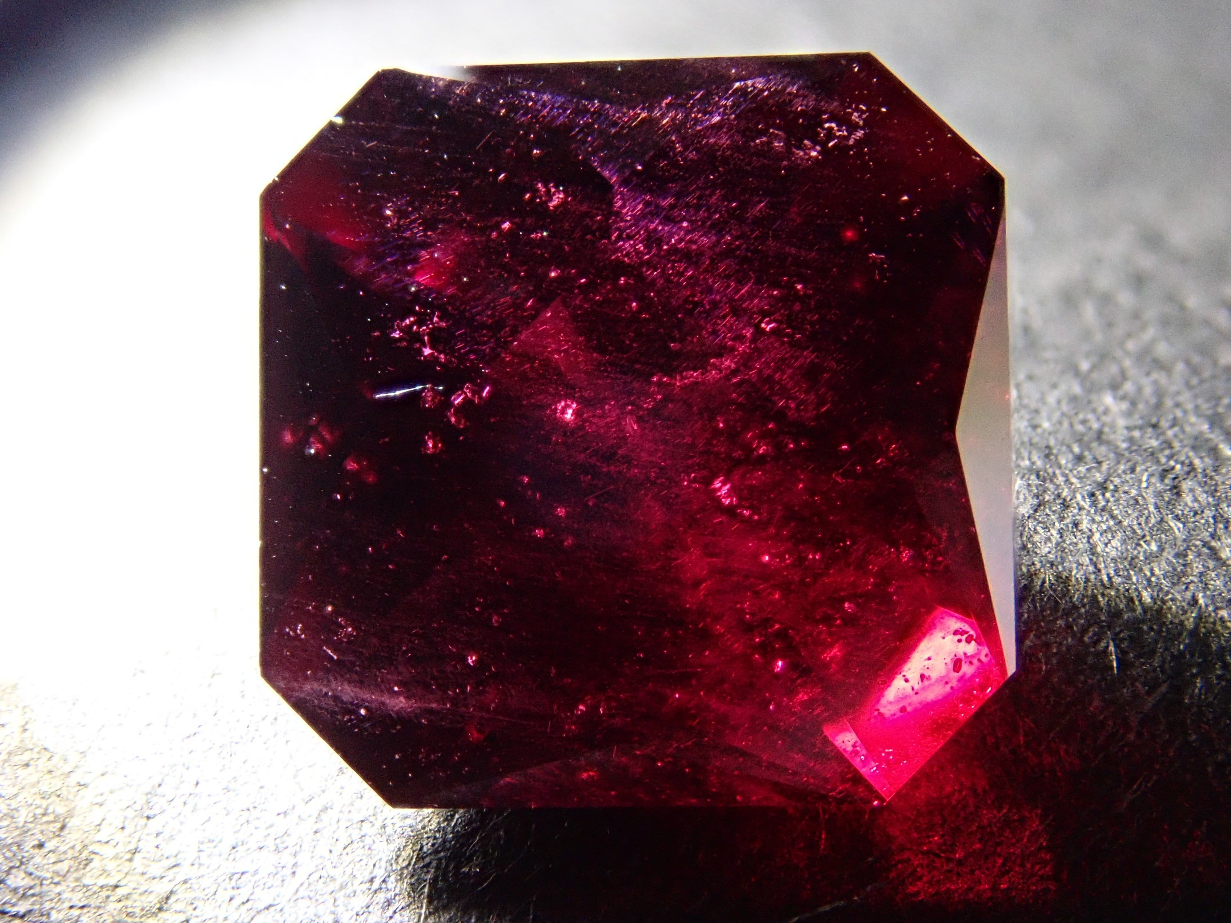 【12560344掲載】モザンビーク産アルマンディンガーネット 3.073ctルース