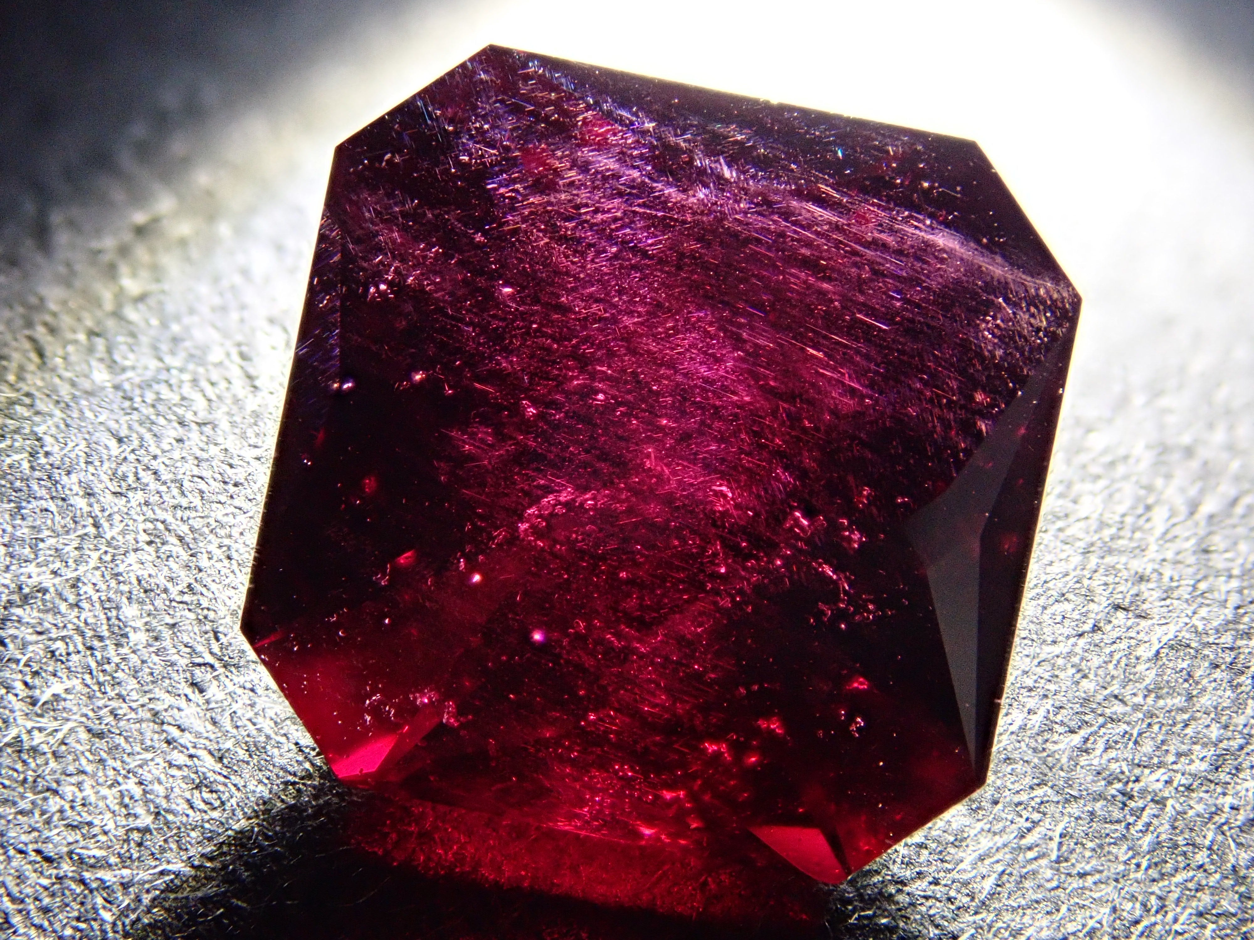 【12560344掲載】モザンビーク産アルマンディンガーネット 3.073ctルース