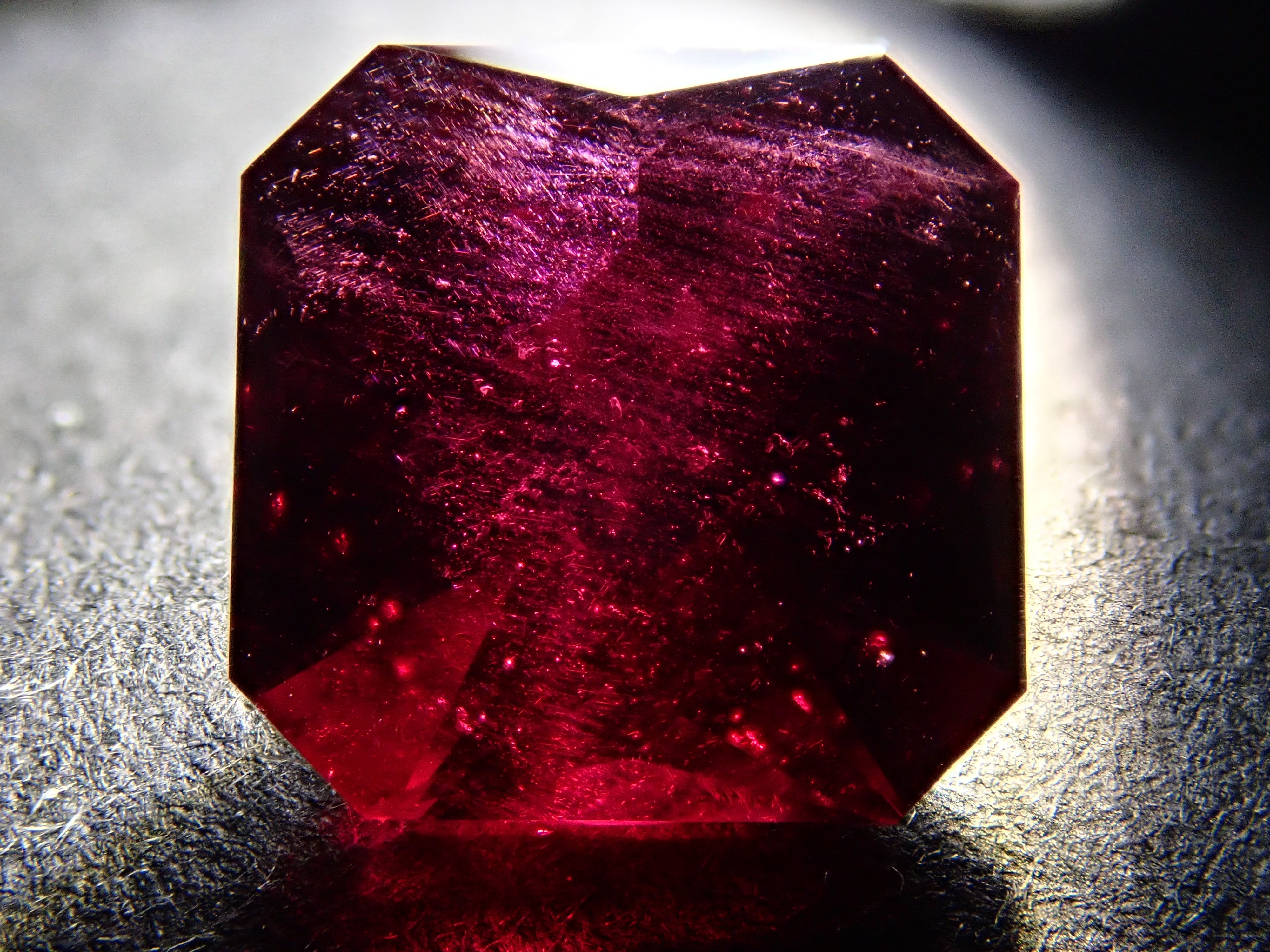 【12560344掲載】モザンビーク産アルマンディンガーネット 3.073ctルース