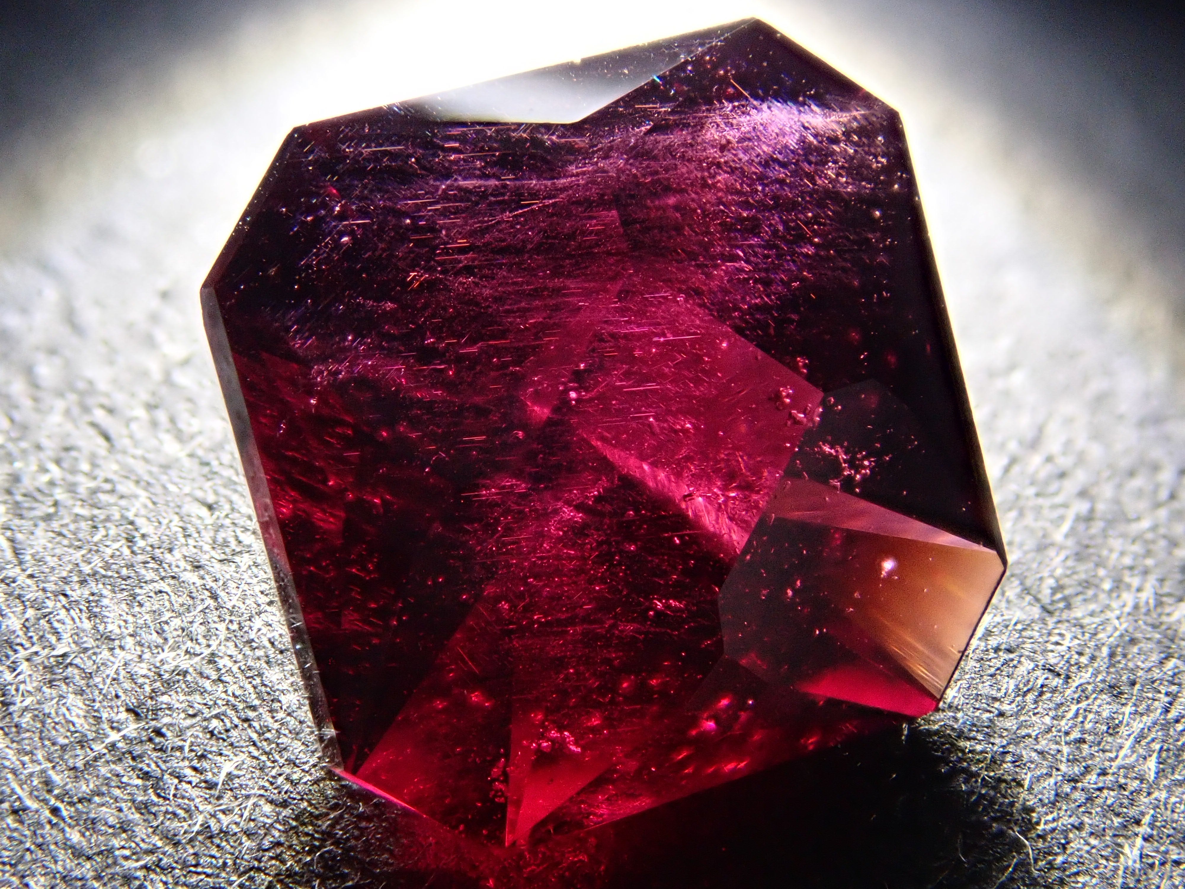 【12560344掲載】モザンビーク産アルマンディンガーネット 3.073ctルース