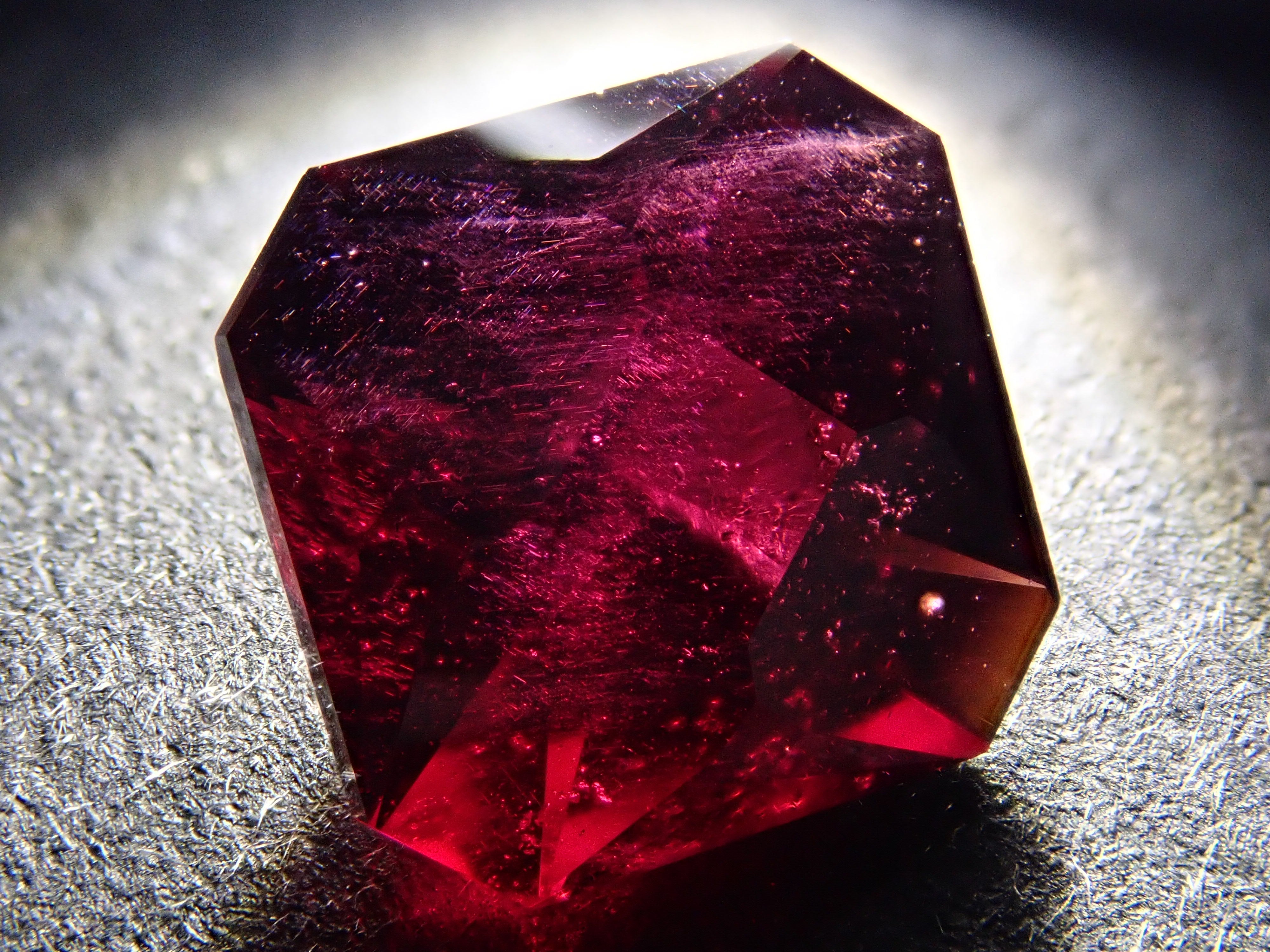 【12560344掲載】モザンビーク産アルマンディンガーネット 3.073ctルース