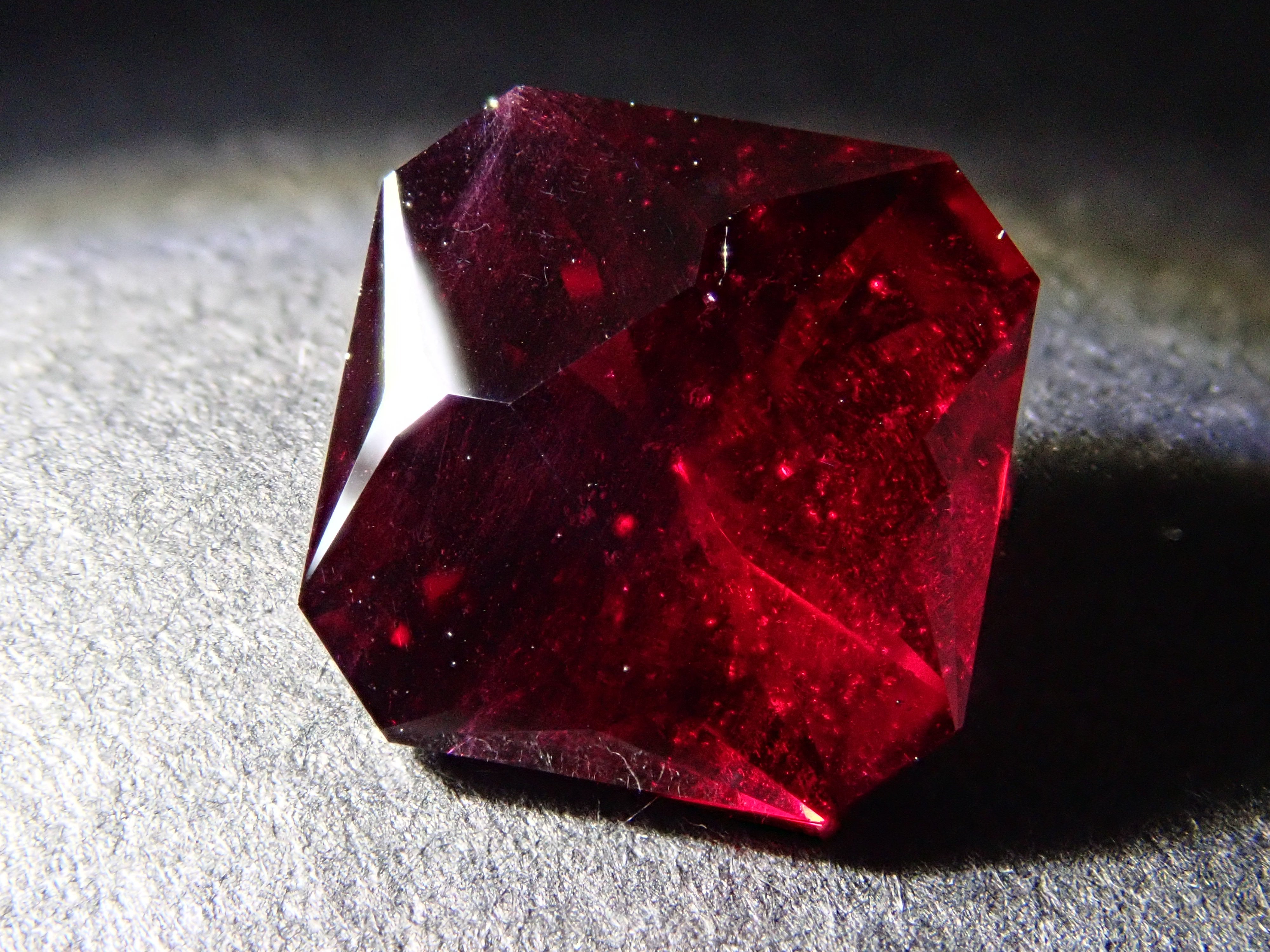 【12560344掲載】モザンビーク産アルマンディンガーネット 3.073ctルース