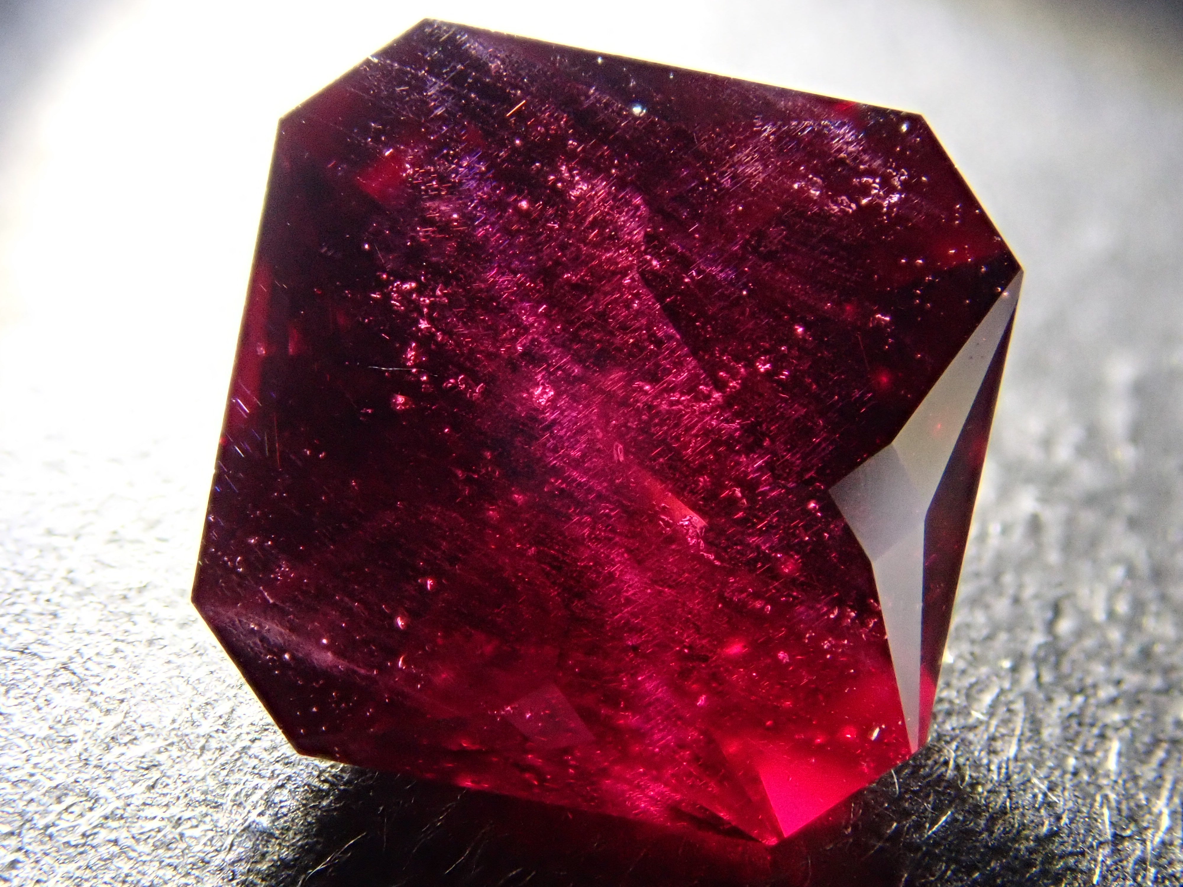 【12560344掲載】モザンビーク産アルマンディンガーネット 3.073ctルース