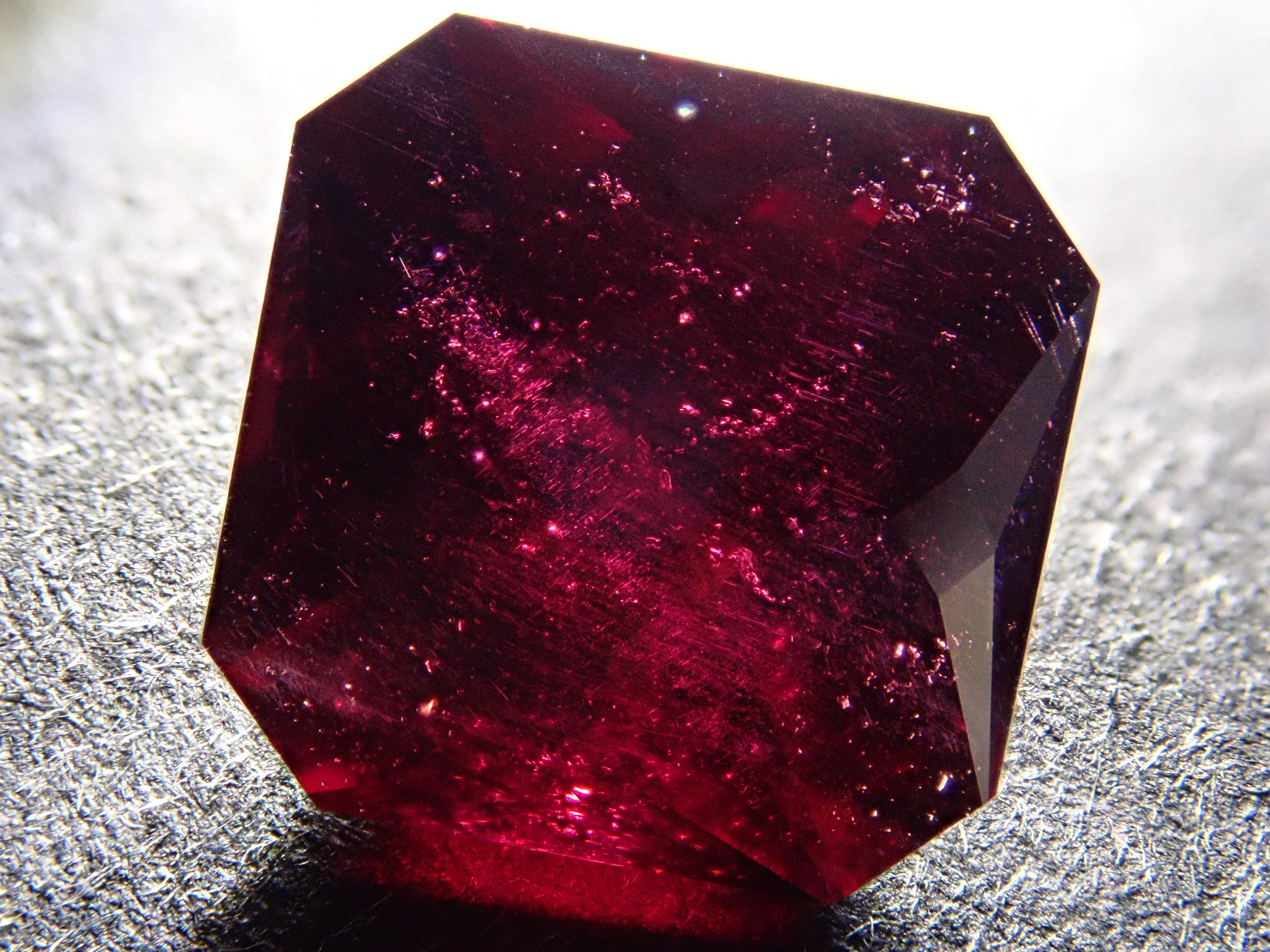 【12560344掲載】モザンビーク産アルマンディンガーネット 3.073ctルース