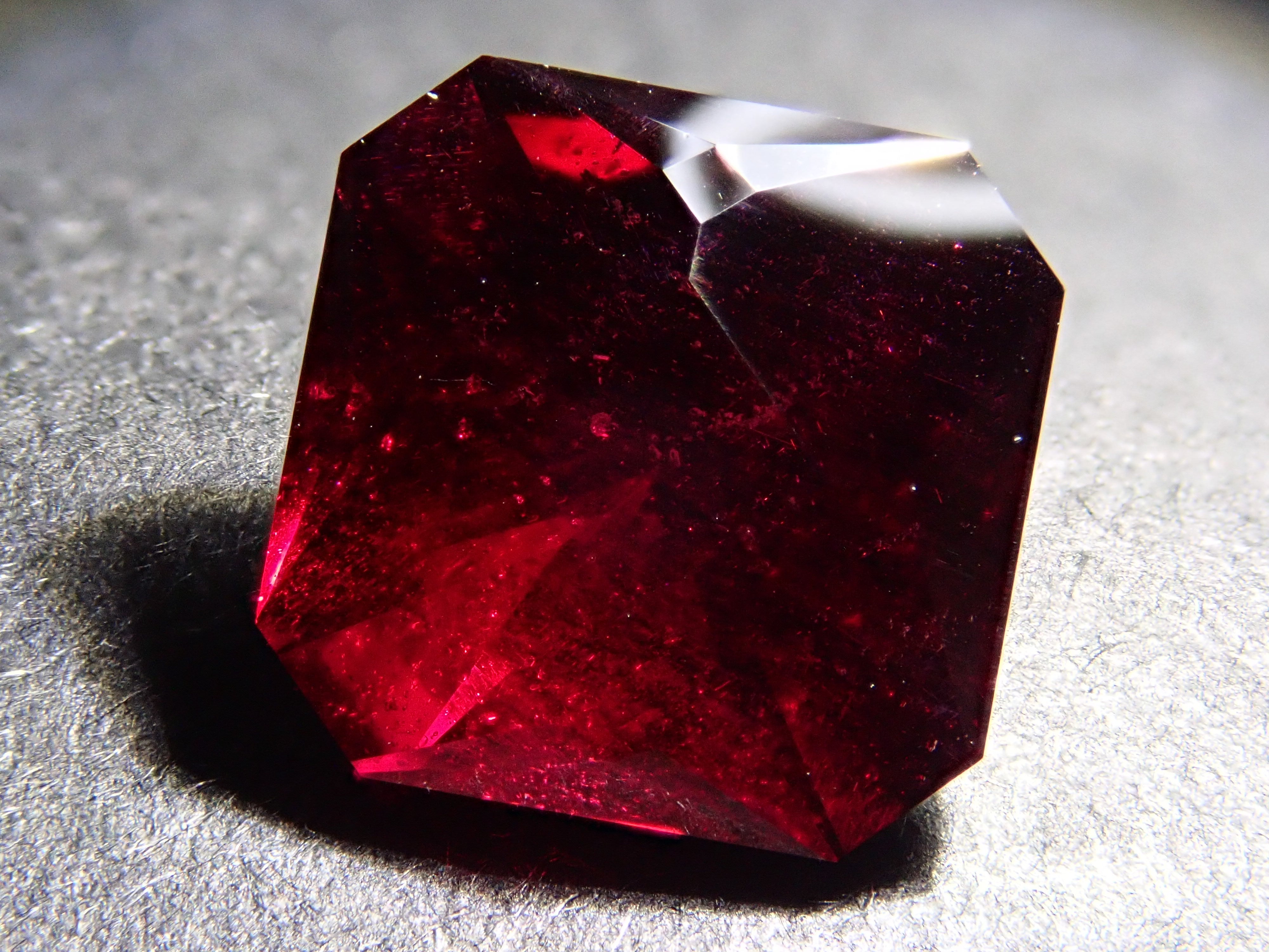 【12560344掲載】モザンビーク産アルマンディンガーネット 3.073ctルース