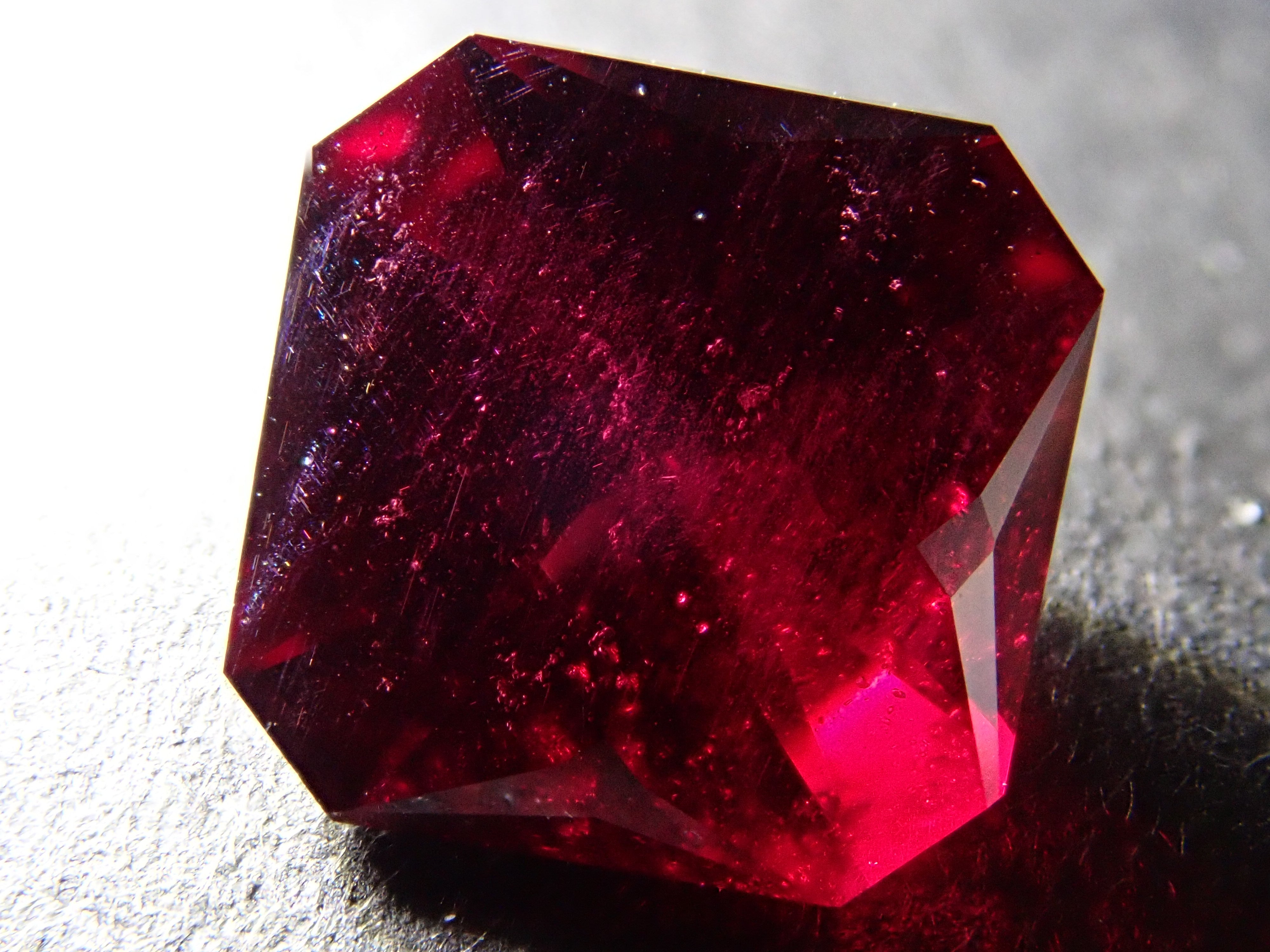 【12560344掲載】モザンビーク産アルマンディンガーネット 3.073ctルース