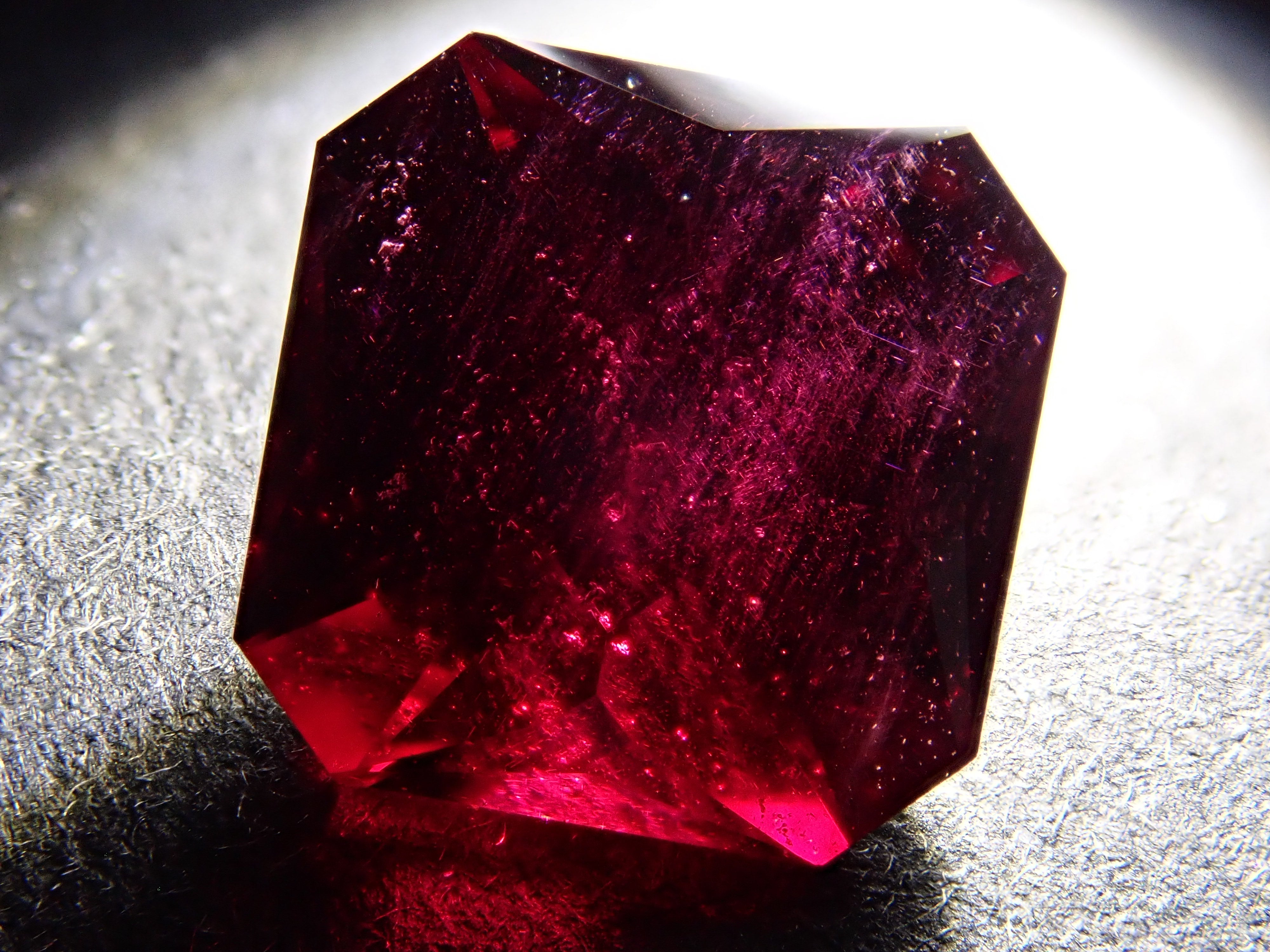 【12560344掲載】モザンビーク産アルマンディンガーネット 3.073ctルース