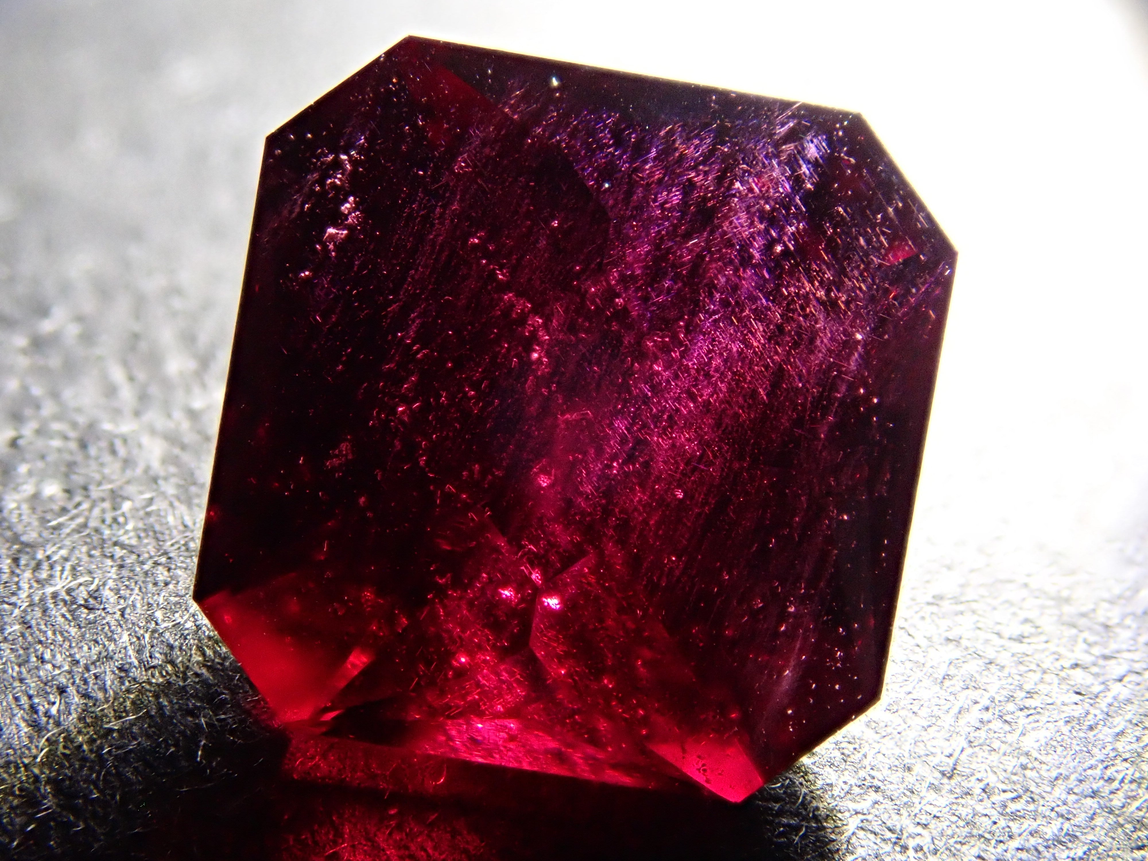 【12560344掲載】モザンビーク産アルマンディンガーネット 3.073ctルース