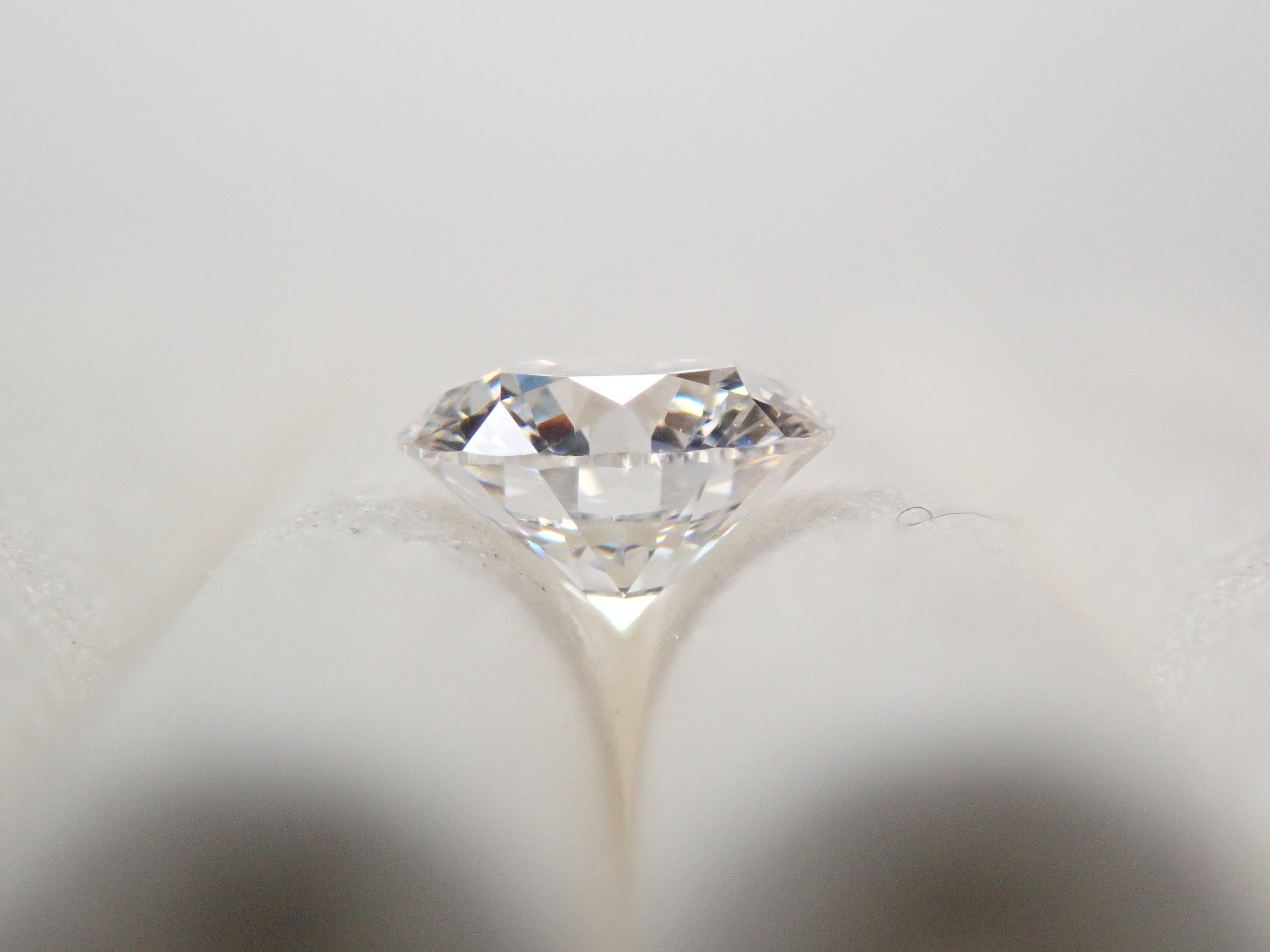 インターナリーフローレスダイヤモンド 4mm/0.240ctルース(E, IF) GIA