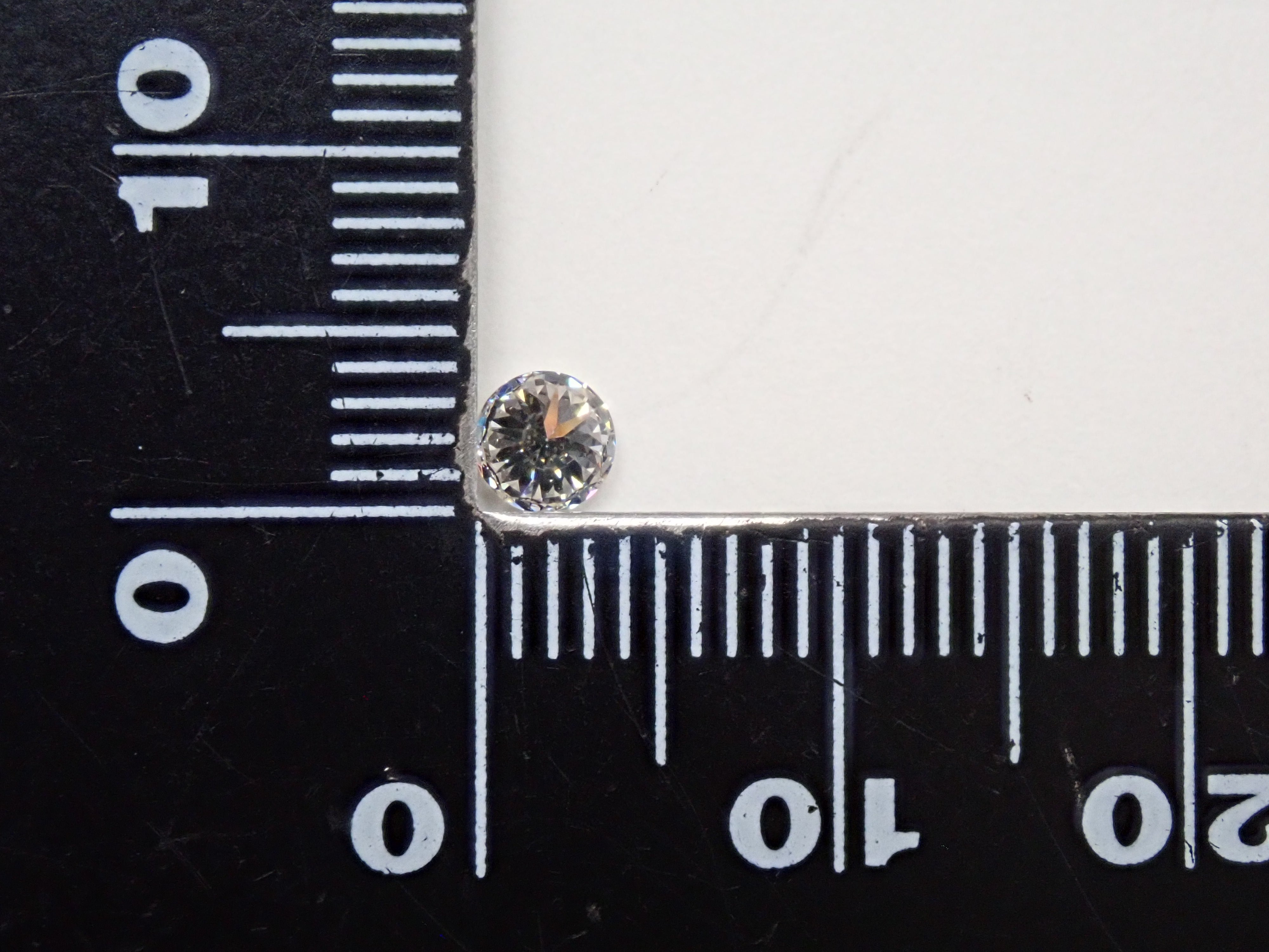 インターナリーフローレスダイヤモンド 4mm/0.240ctルース(E, IF) GIA