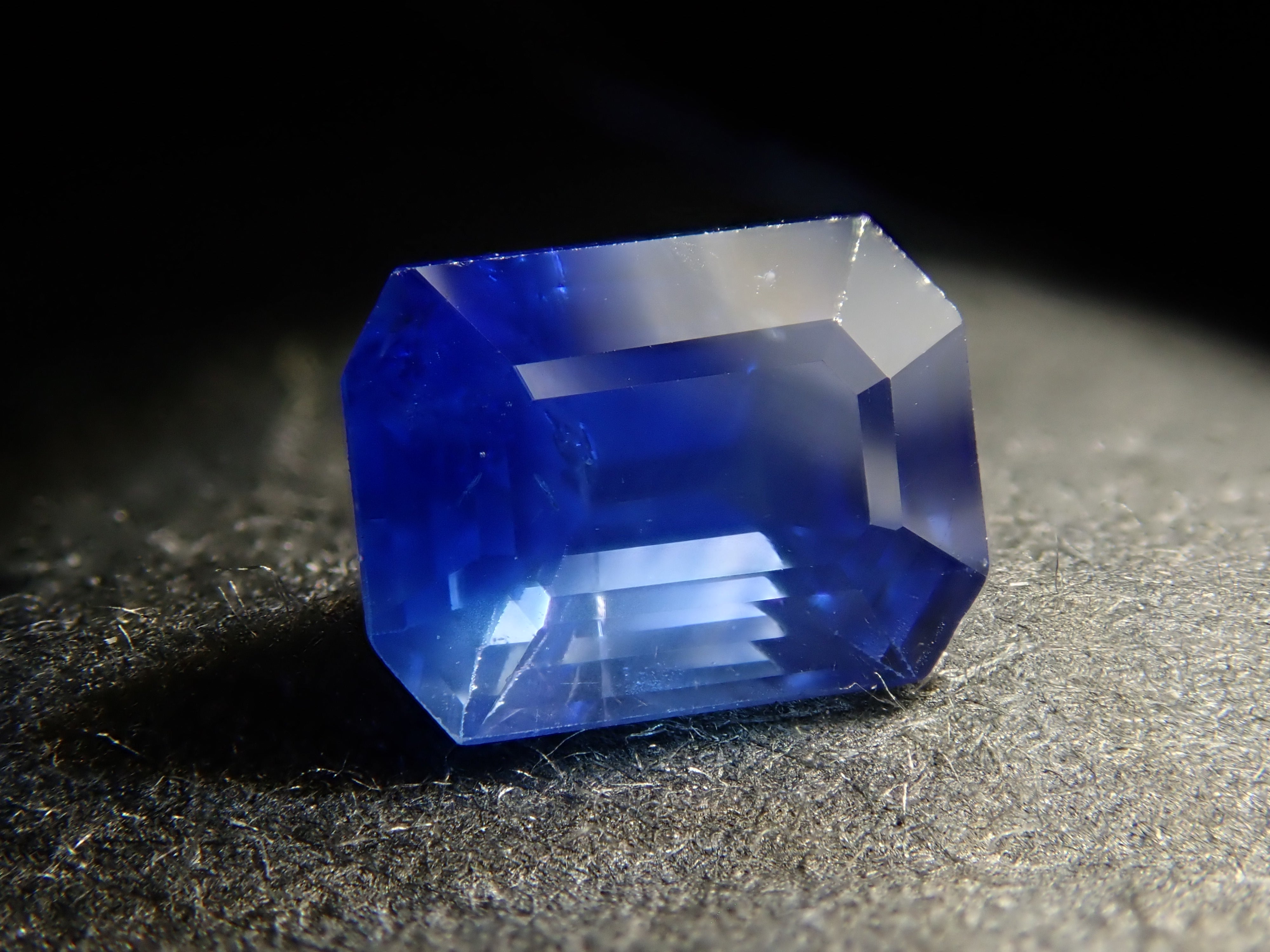 【12562679掲載】スリランカ産ブルーサファイア 0.557ctルース