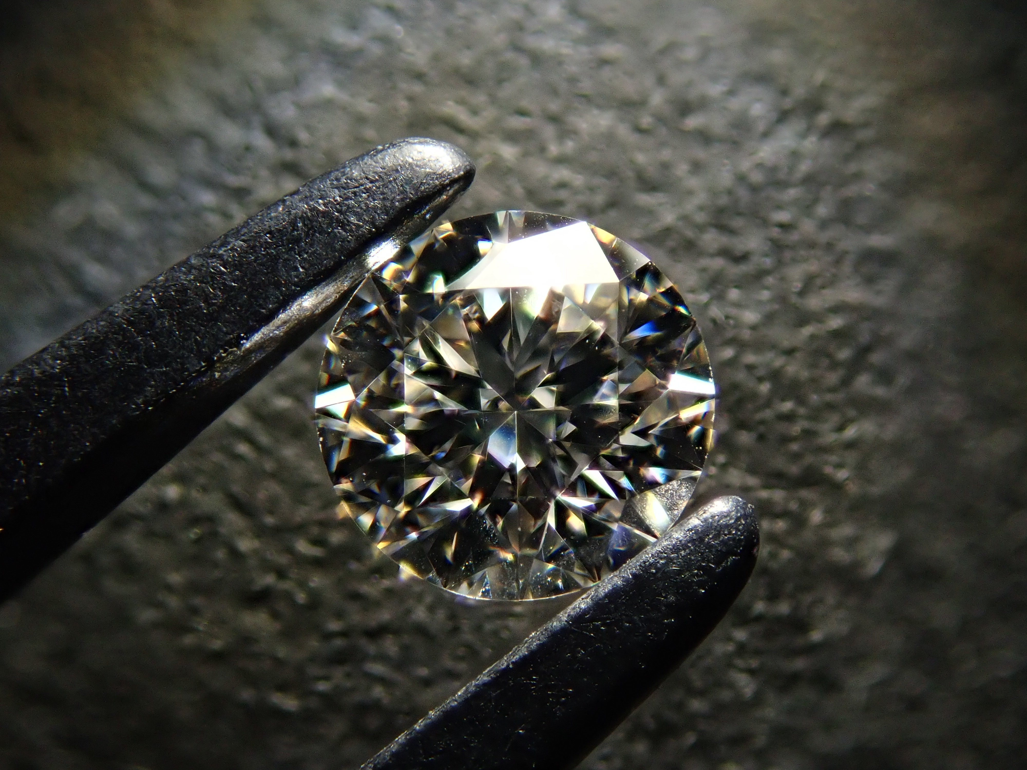 インターナリーフローレスダイヤモンド 4mm/0.240ctルース(E, IF) GIA