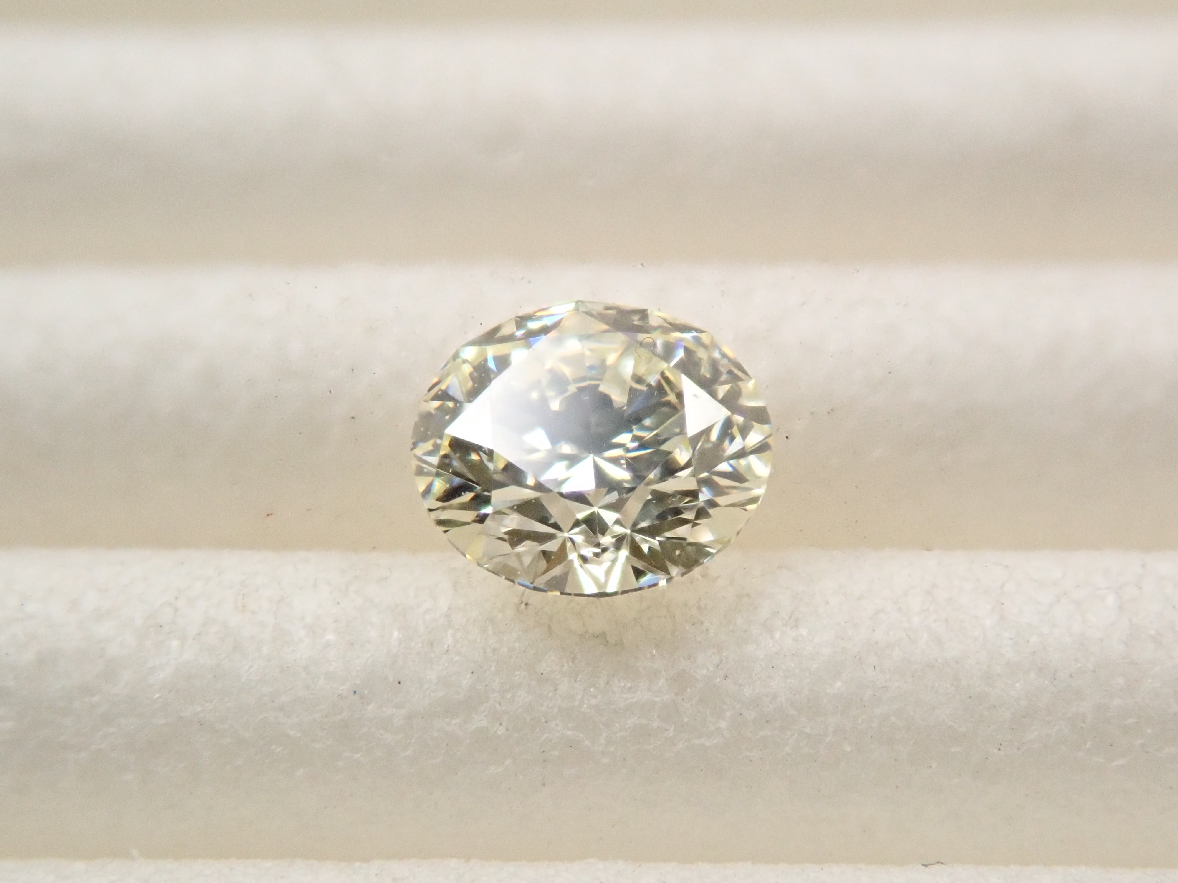 イエローダイヤモンド(H&C) 0.313ctルース(UNDER N(VERY LIGHT YELLOW), VVS-2, Excellent H&C)