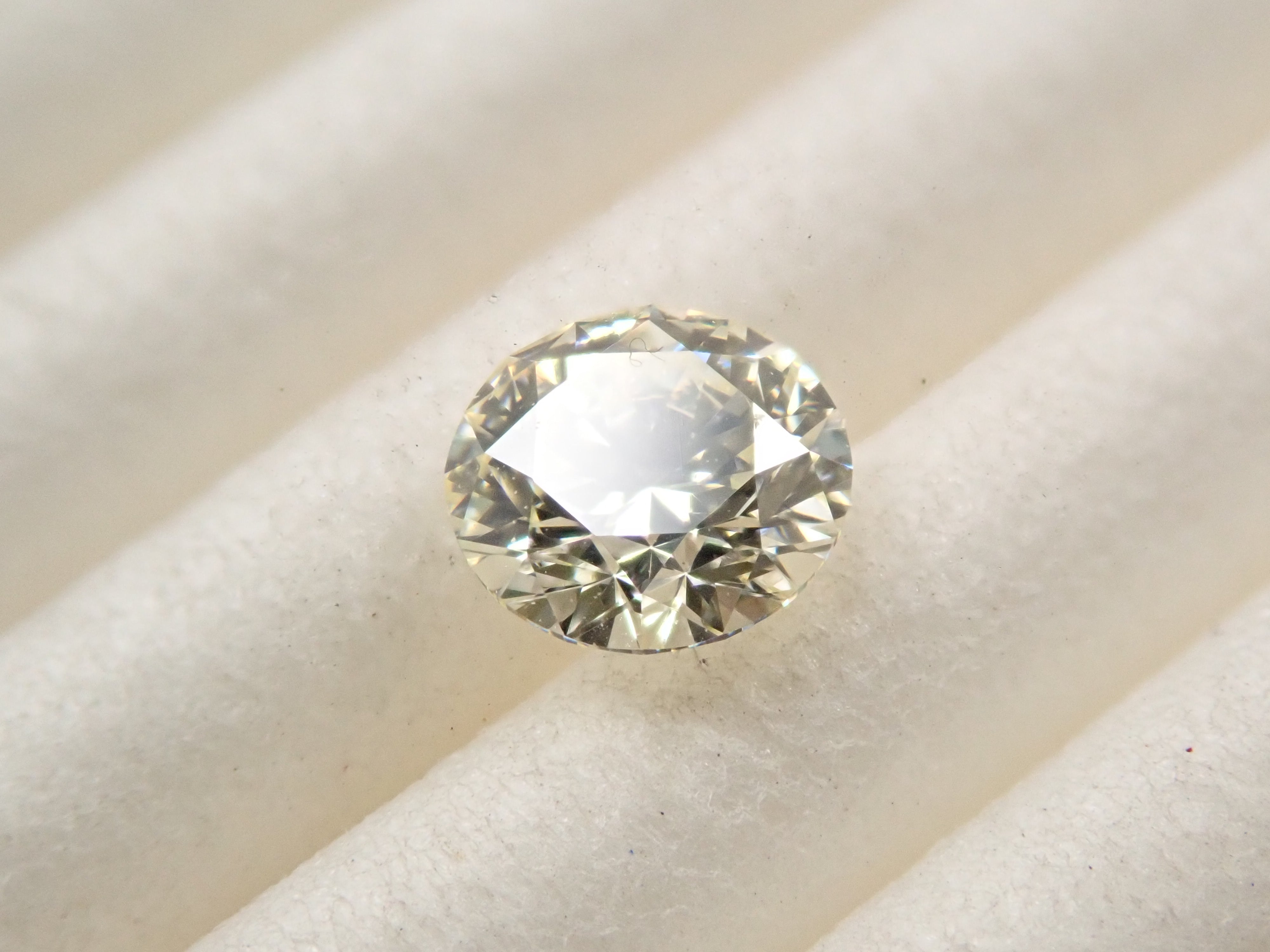 イエローダイヤモンド(H&C) 0.313ctルース(UNDER N(VERY LIGHT YELLOW), VVS-2, Excellent H&C)
